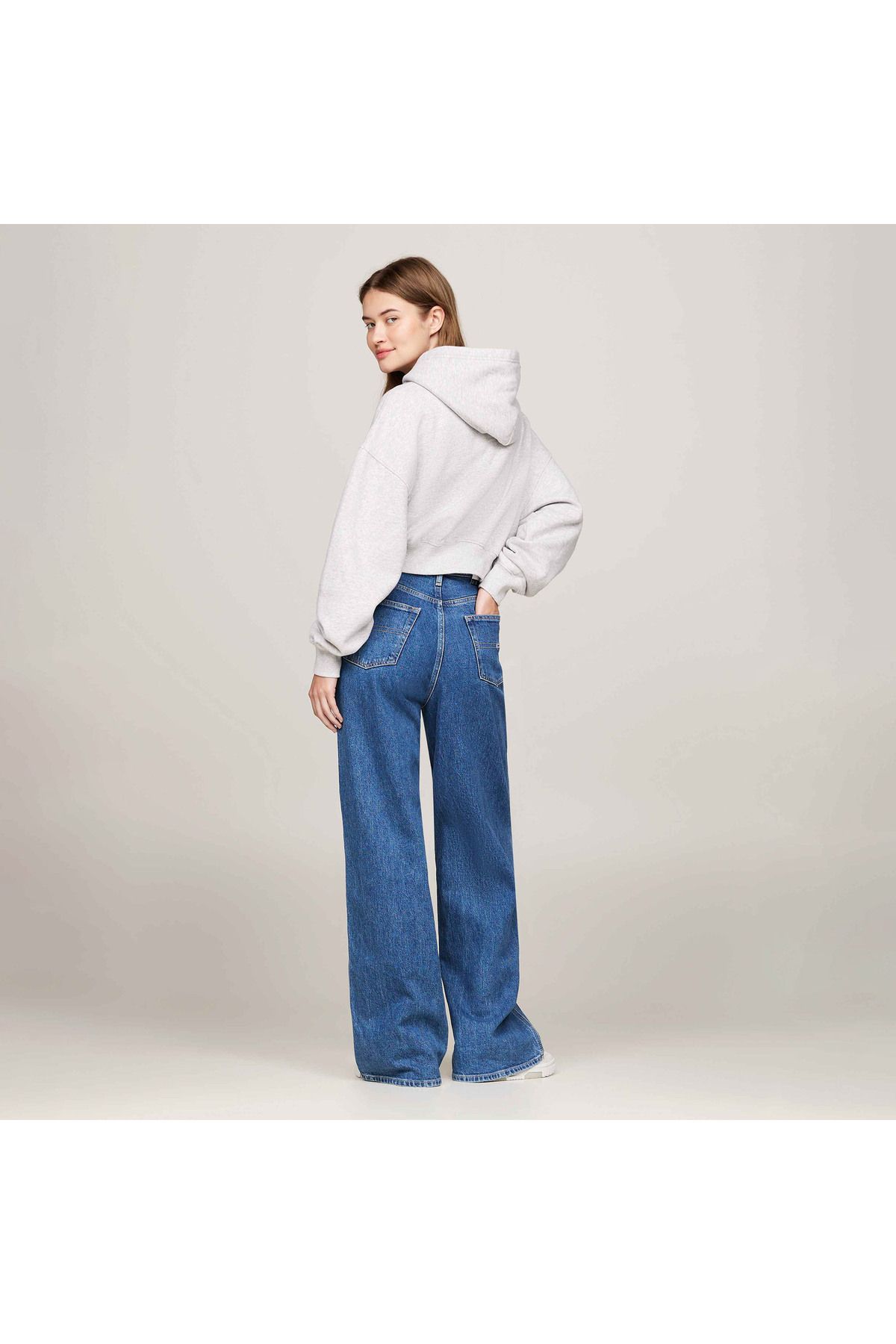 Tommy Hilfiger-سويت شيرت نسائي رمادي من Tommy Jeans Varsity 3