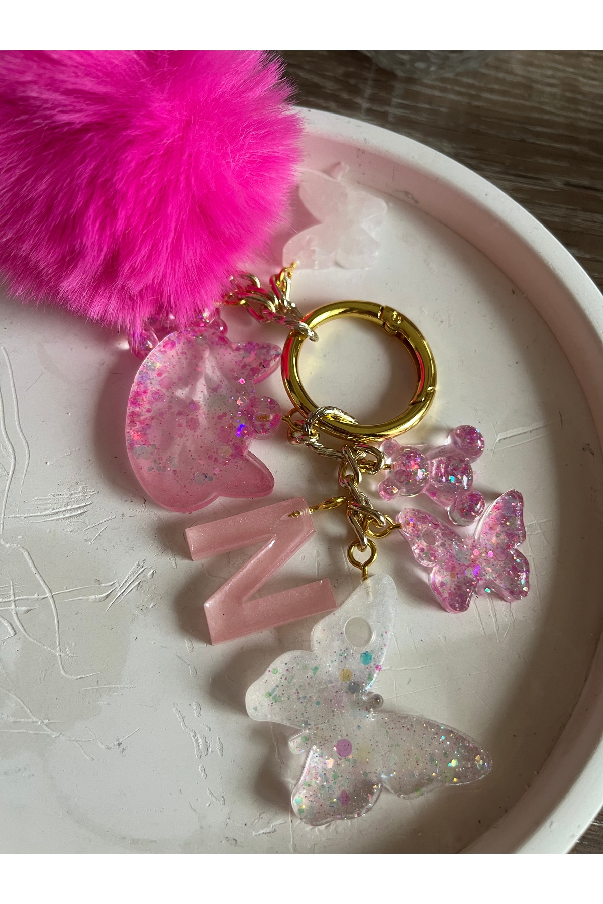 whiteandgolddesign-n-harfi-epoksi-kedili-pembe-ponponlu-glitter-simli