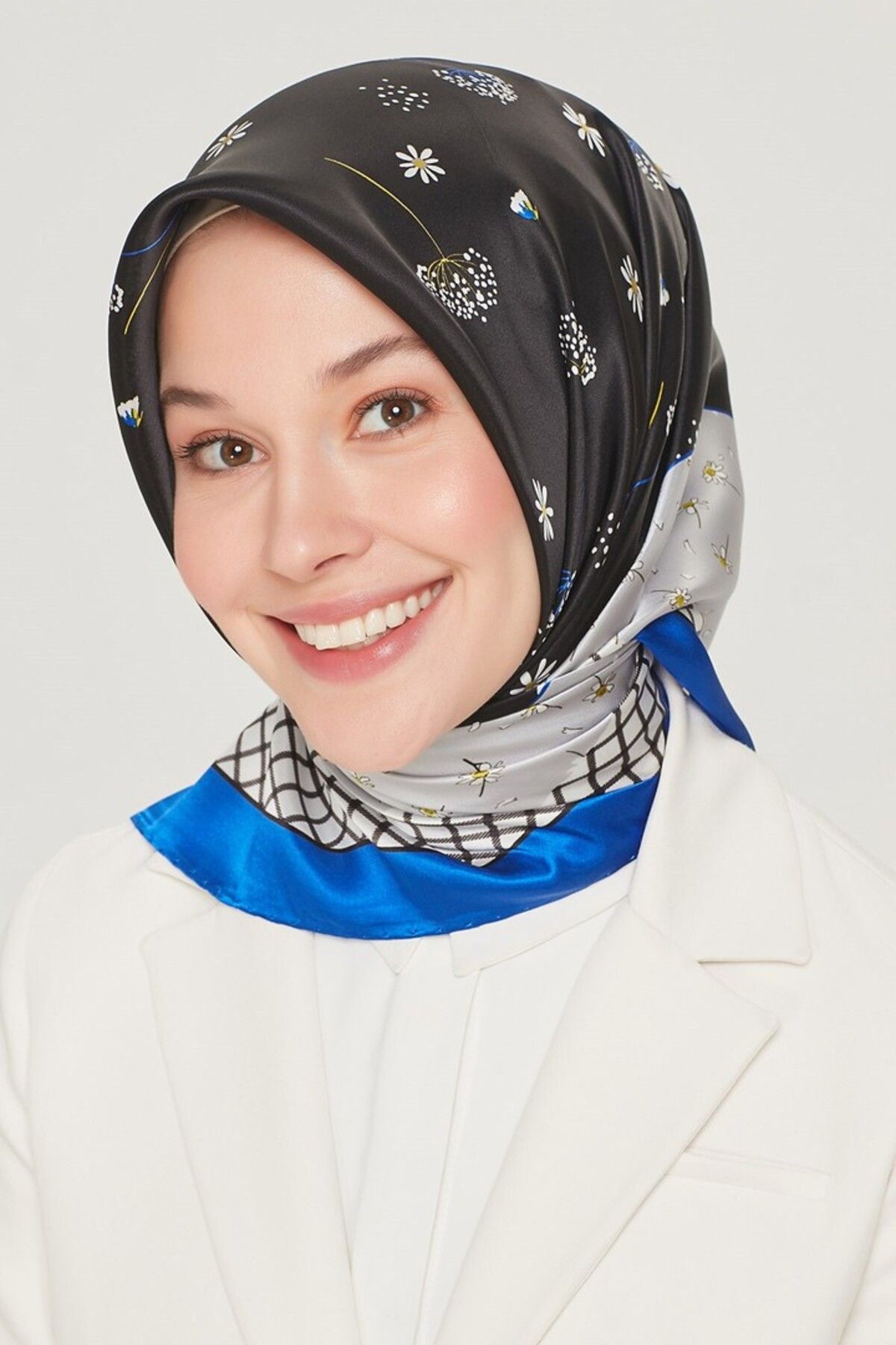 Armine Nostalji Serisi İpek Twill Eşarp 8517D-83 Çiçekli Desen SİYAH-SAKS