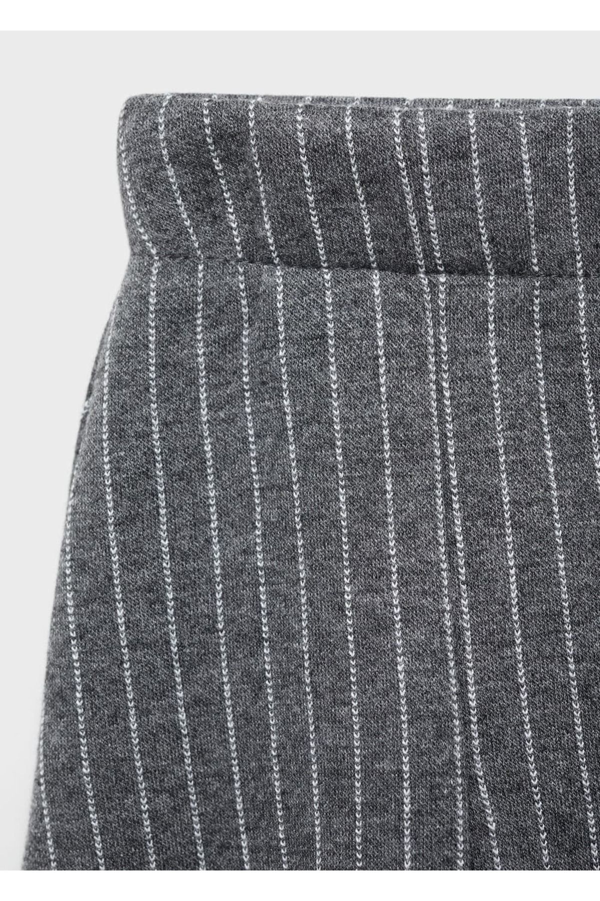 MANGO Kids-Fusta - Design elegant și confortabil 7