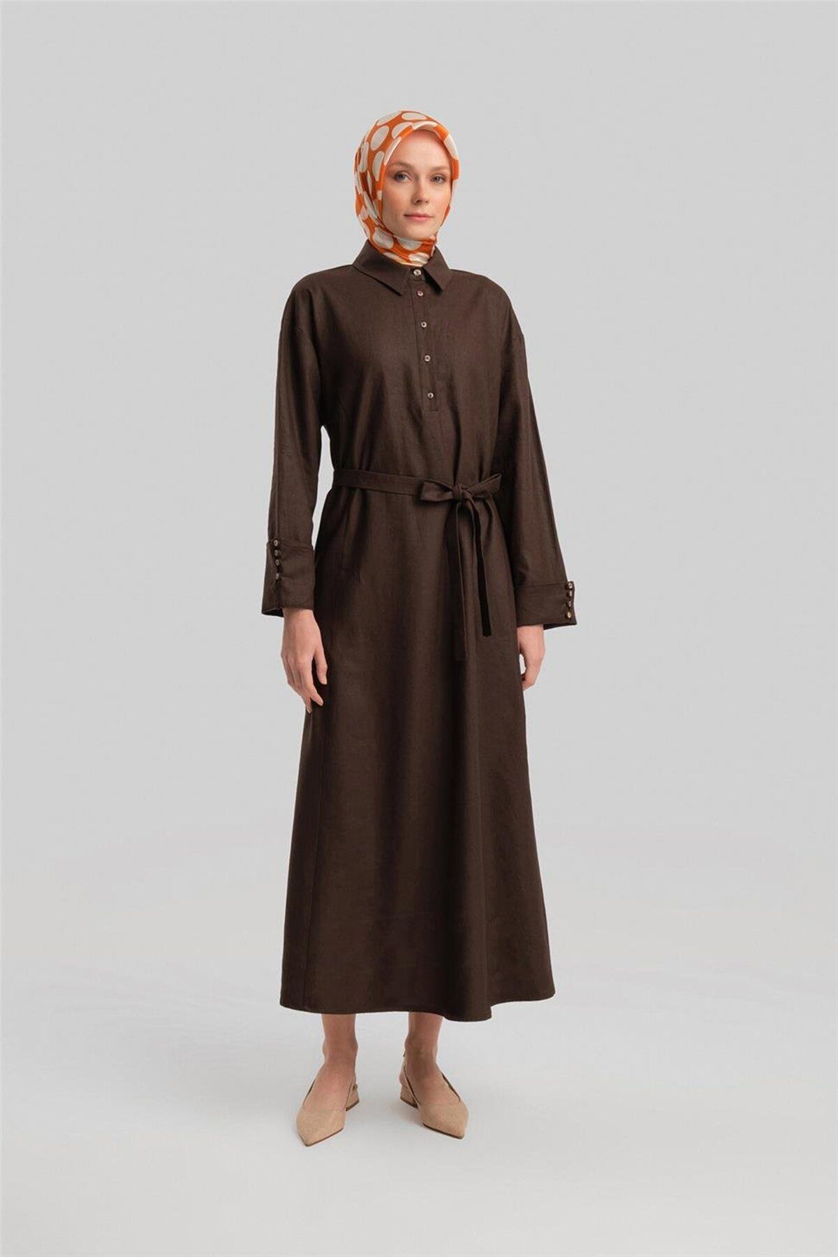 Armine-Bitter Brown Linen Dress - Thick Cuff, Model 24Y9830 2