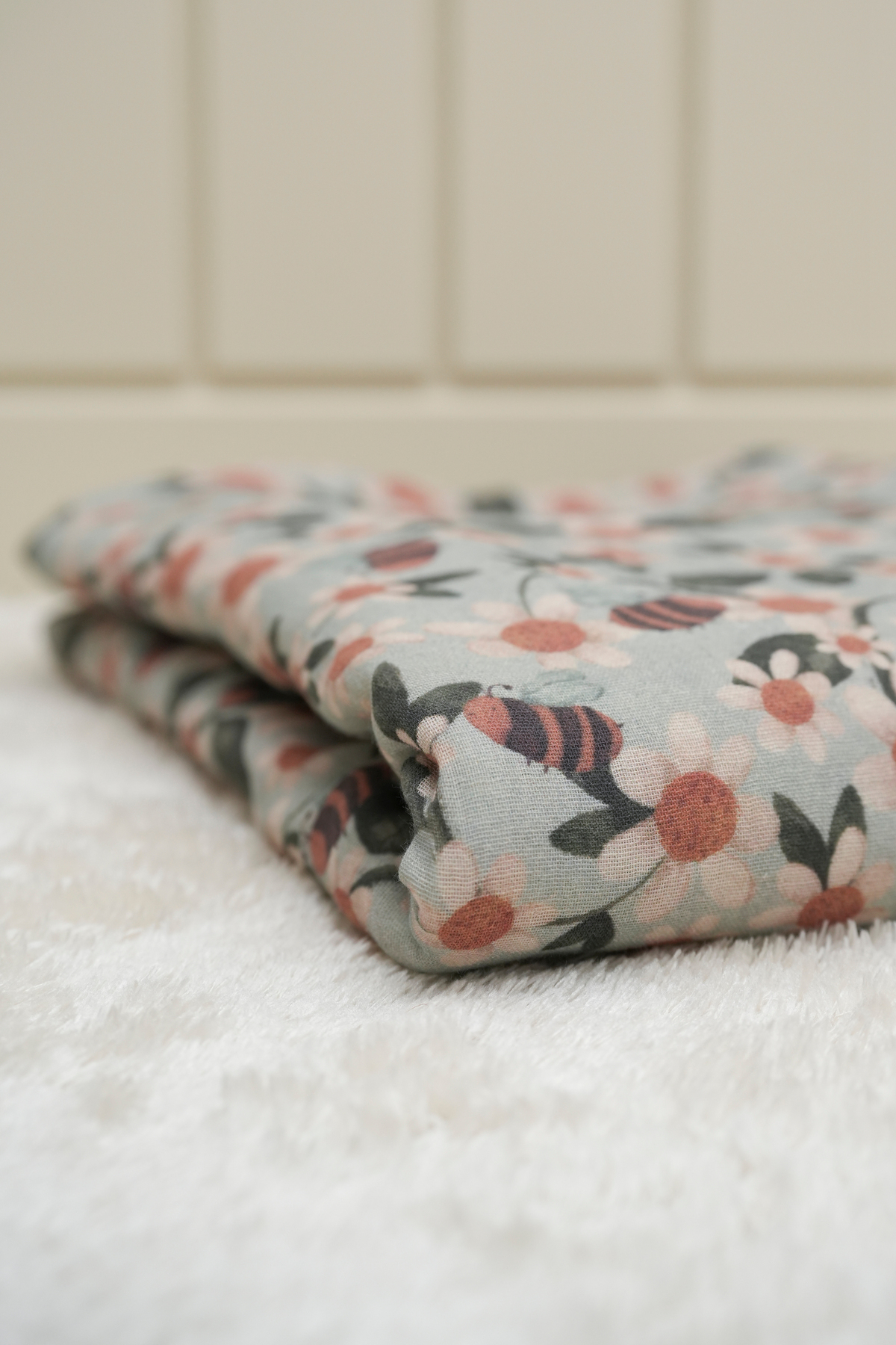 Tuğba Kuğu Baskılı Müslin Kumaş  | Daisies And Bees fotoğrafı 3 (önizleme)