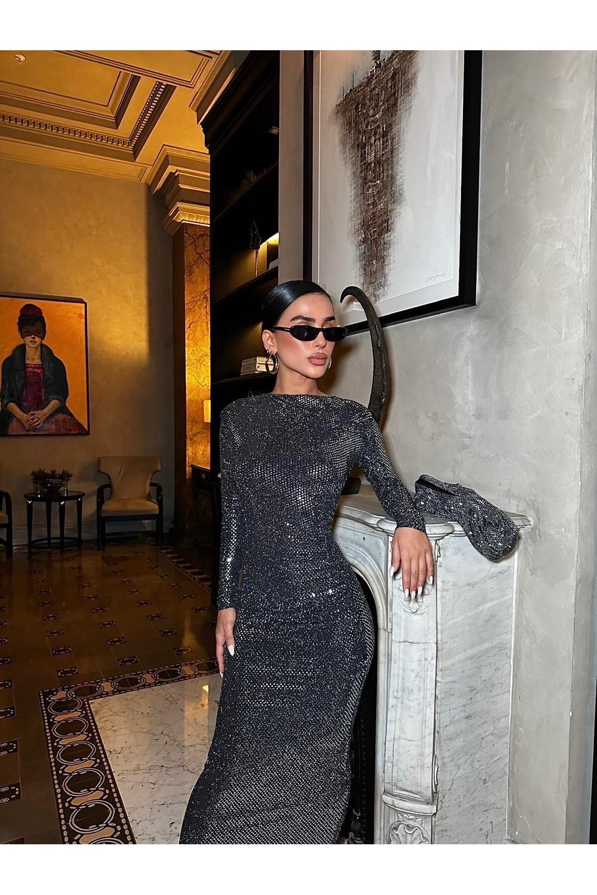 robe à pois avec pierres