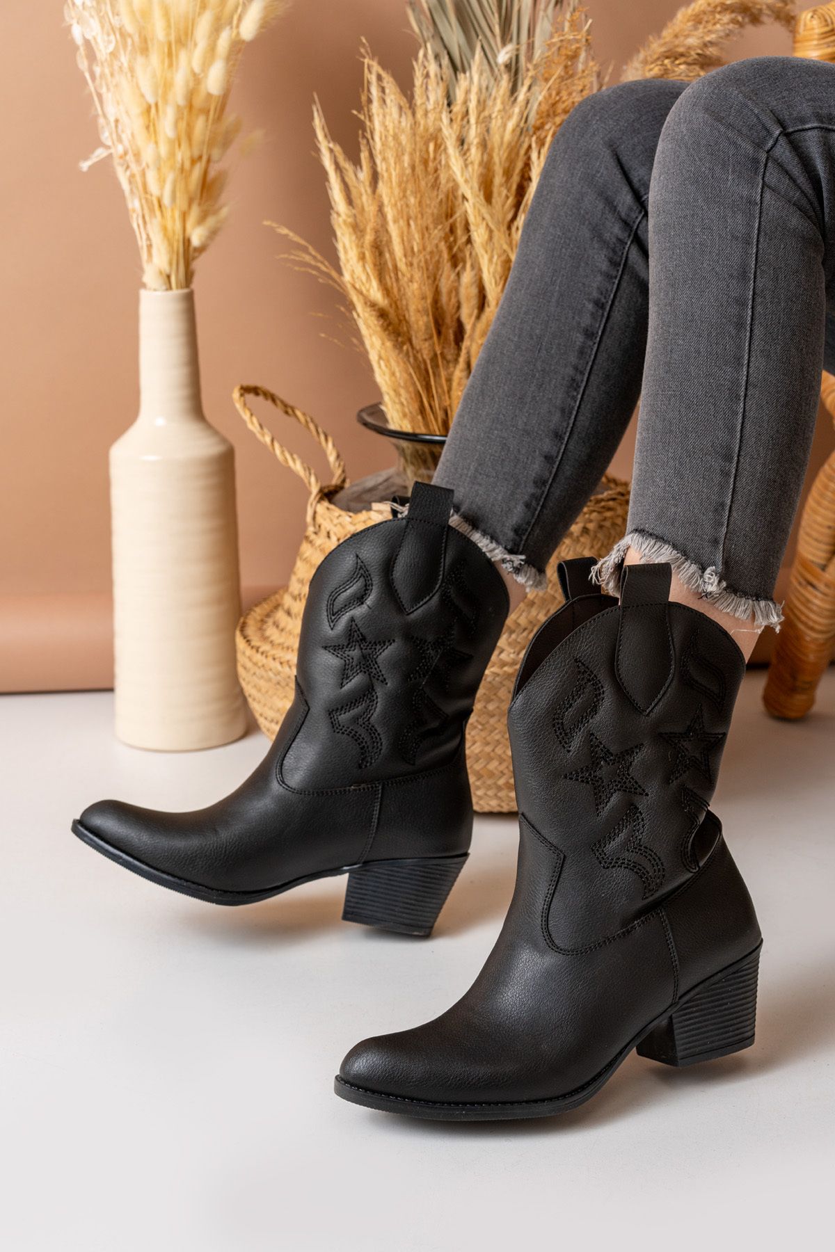 HERUS-Women's Short Western Cowboy Star Embroidered Boots 2