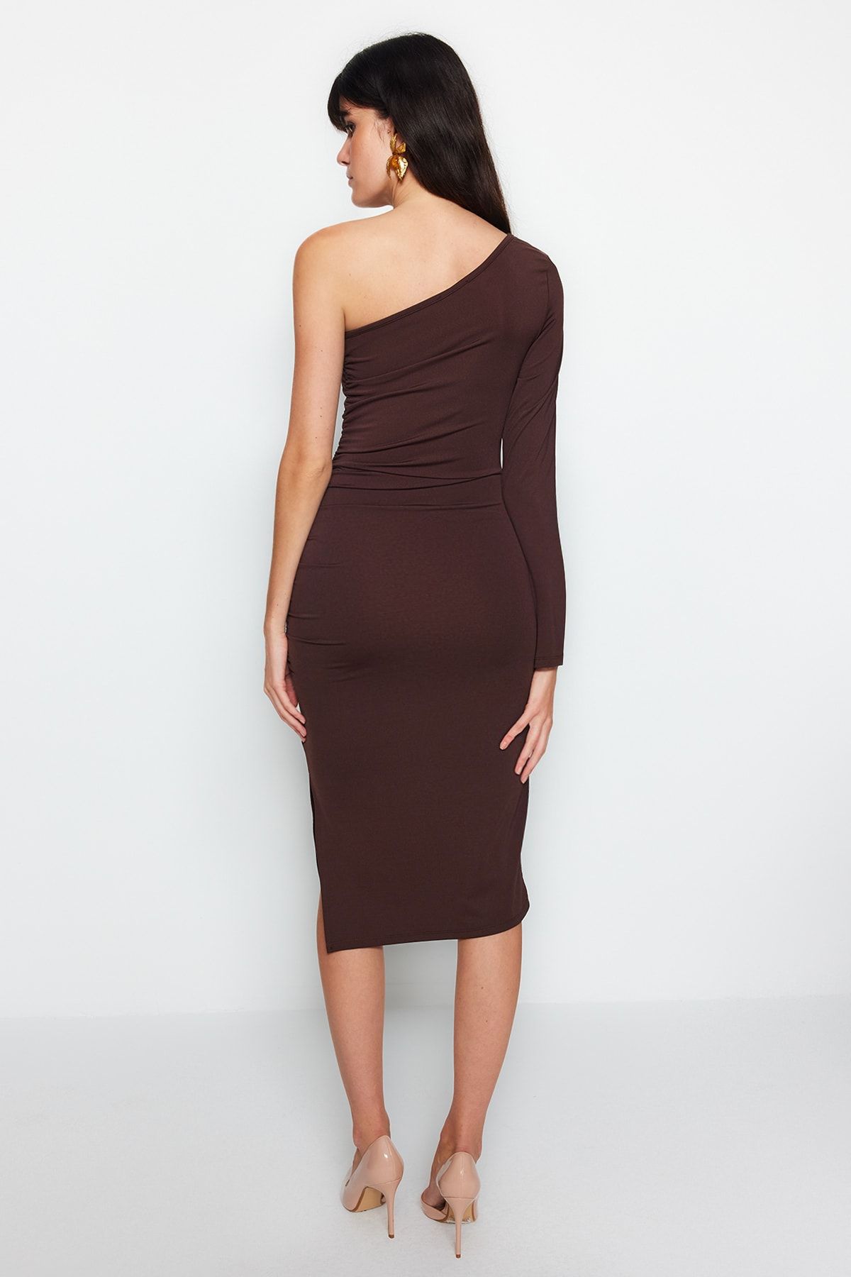 Trendyol Collection-Braunes, tailliertes, gerafftes Midi-Strickkleid mit asymmetrischem Kragen und einem Ärmel TWOAW24EL00172 6