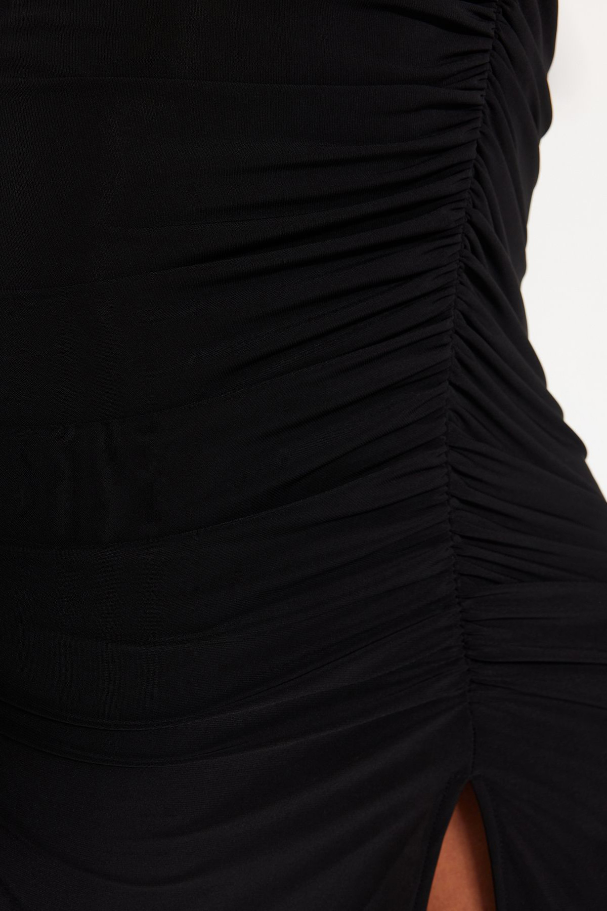 Trendyolmilla  Siyah Fitted/Vücuda Oturan Büzgü Detaylı Midi Esnek Örme Kalem Elbise TWOSS23EL00751 - Görsel 10