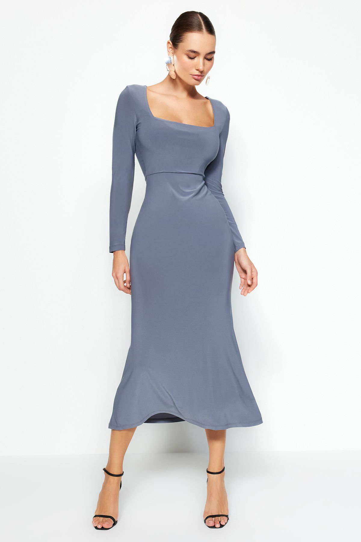 Trendyol Collection Ciemnoszara dopasowana sukienka maxi z falbaną i kwadratowym dekoltem TWOAW24EL00613