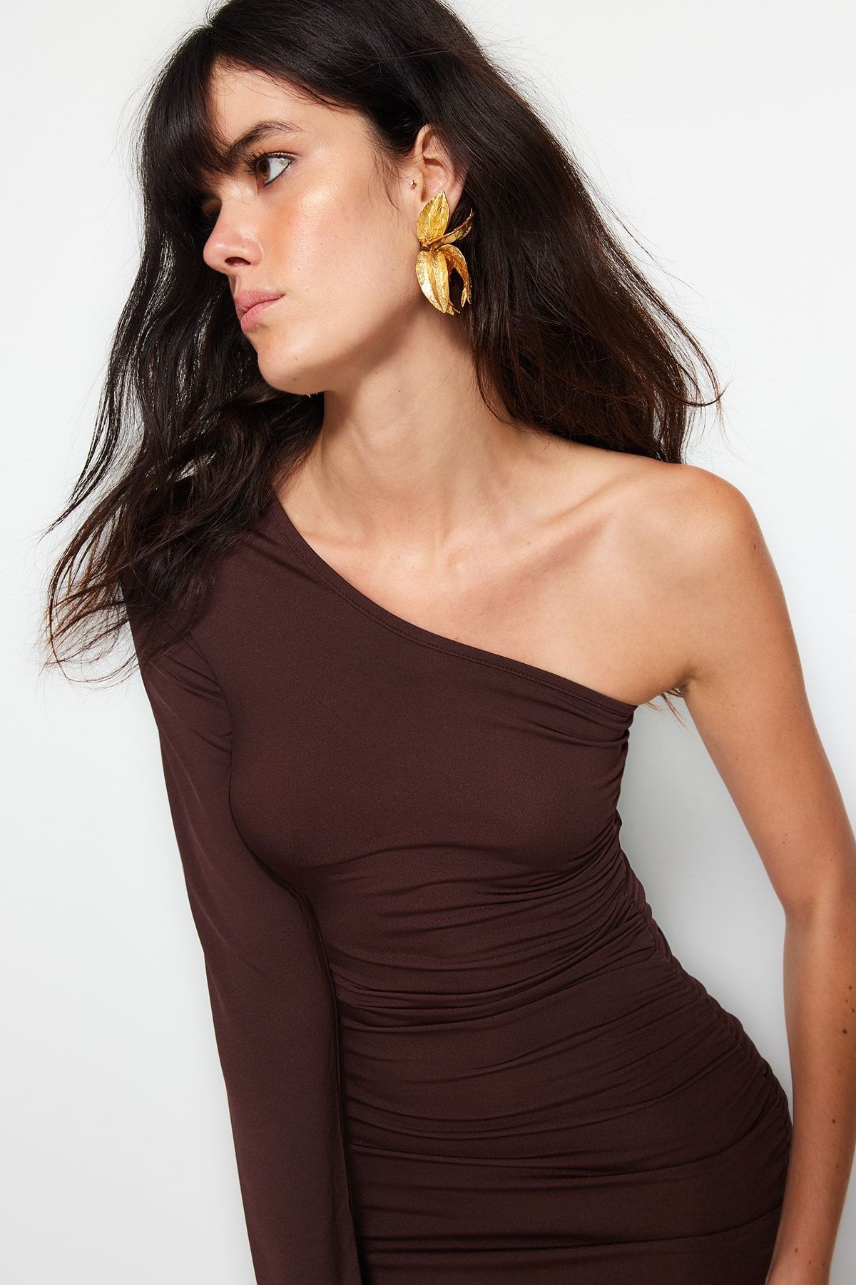 Trendyol Collection-Braunes, tailliertes, gerafftes Midi-Strickkleid mit asymmetrischem Kragen und einem Ärmel TWOAW24EL00172 4