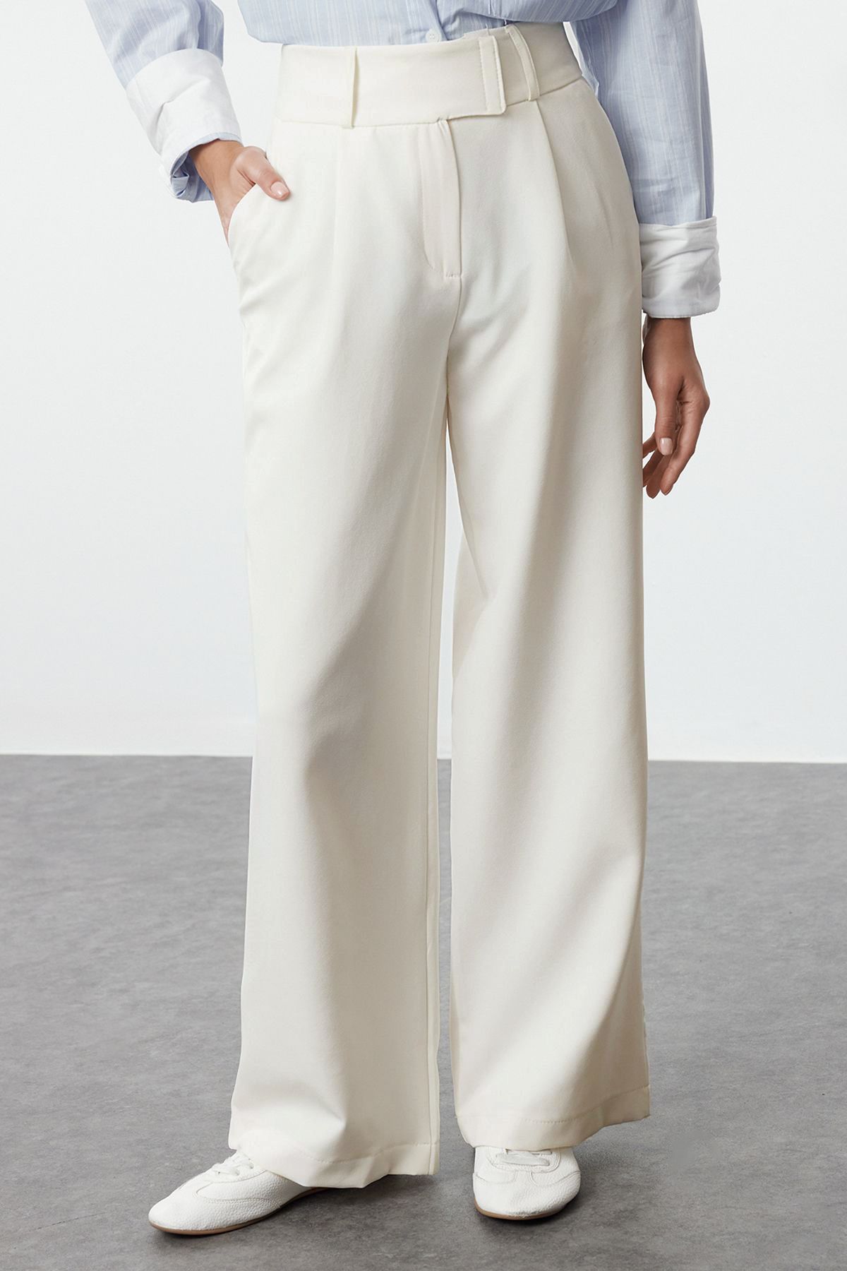 Trendyol Collection-Pantaloni albi țesuți cu tăietură dreaptă - Detaliu în talie, TWOAW25PL00038 3