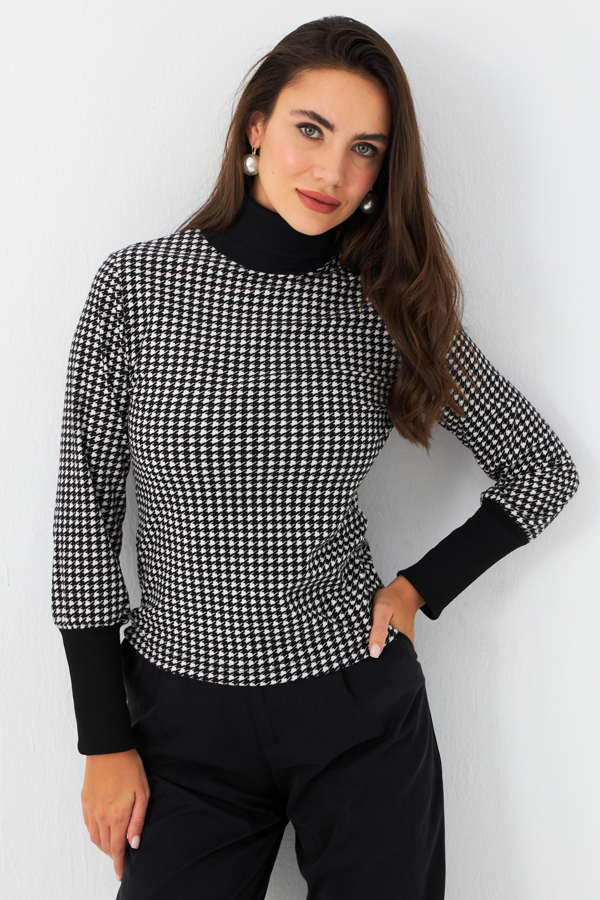 Cool & Sexy Garatlan nyakú fekete-ecru női blúz EY2972