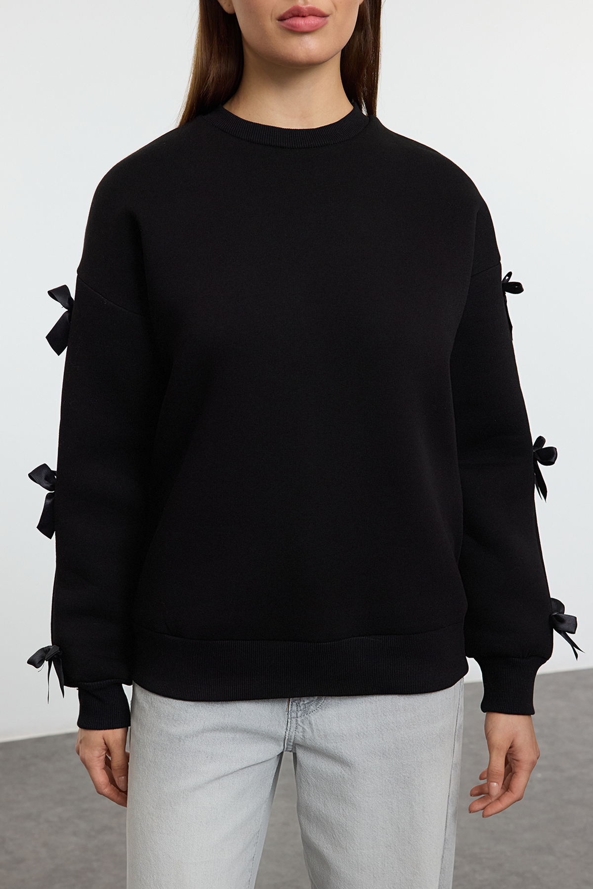 Trendyolmilla  Siyah Fiyonk Detaylı Oversize/Geniş Kalıp Kalın İçi Polarlı Örme Sweatshirt TWOAW25SW00249 - Görsel 3