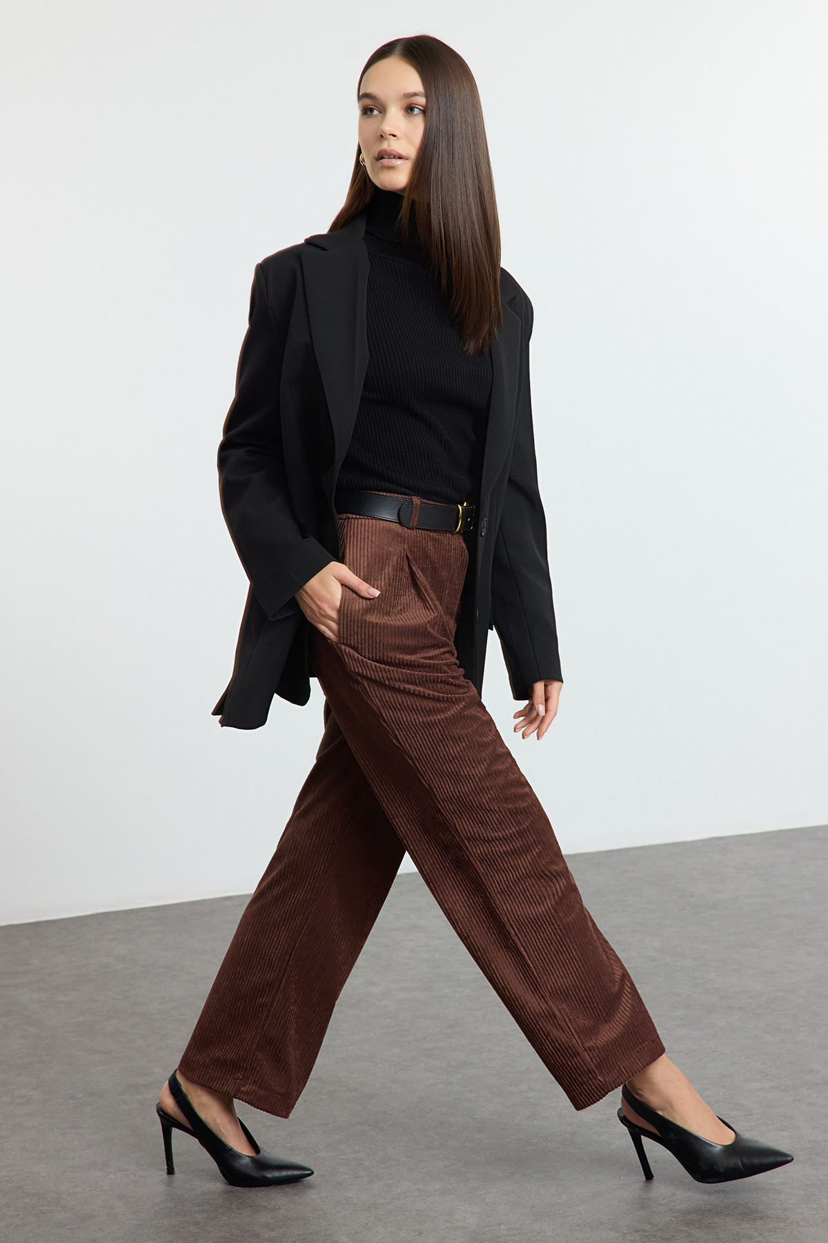 Trendyolmilla  Kahverengi Kadife Havuç Dokuma Pantolon TWOAW25PL00064 - Görsel 2