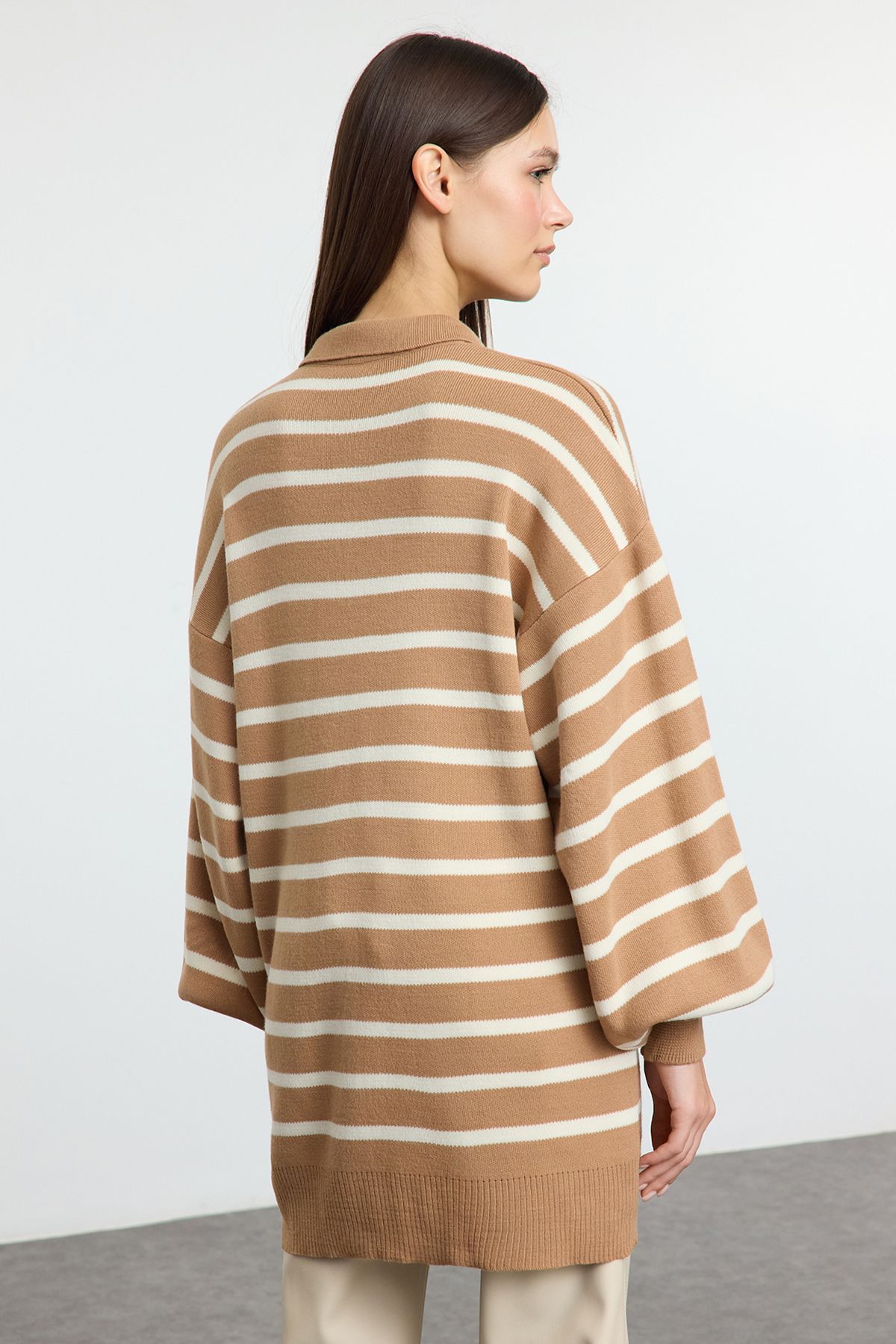 Trendyol Modest-Pulover tricot cu gât polo cu mânecă cu balon în dungi Camel TCTAW25AK00010 5