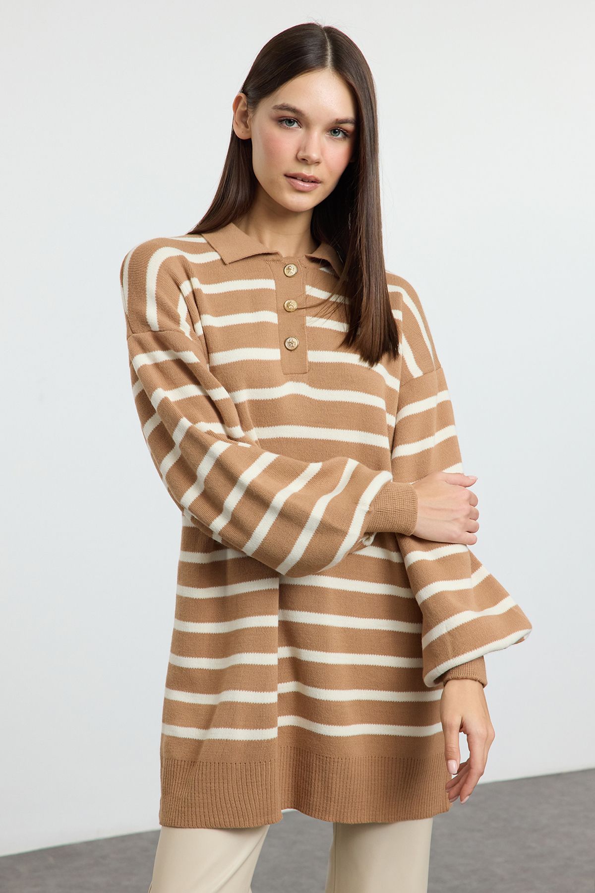 Trendyol Modest-Pulover tricot cu gât polo cu mânecă cu balon în dungi Camel TCTAW25AK00010 2