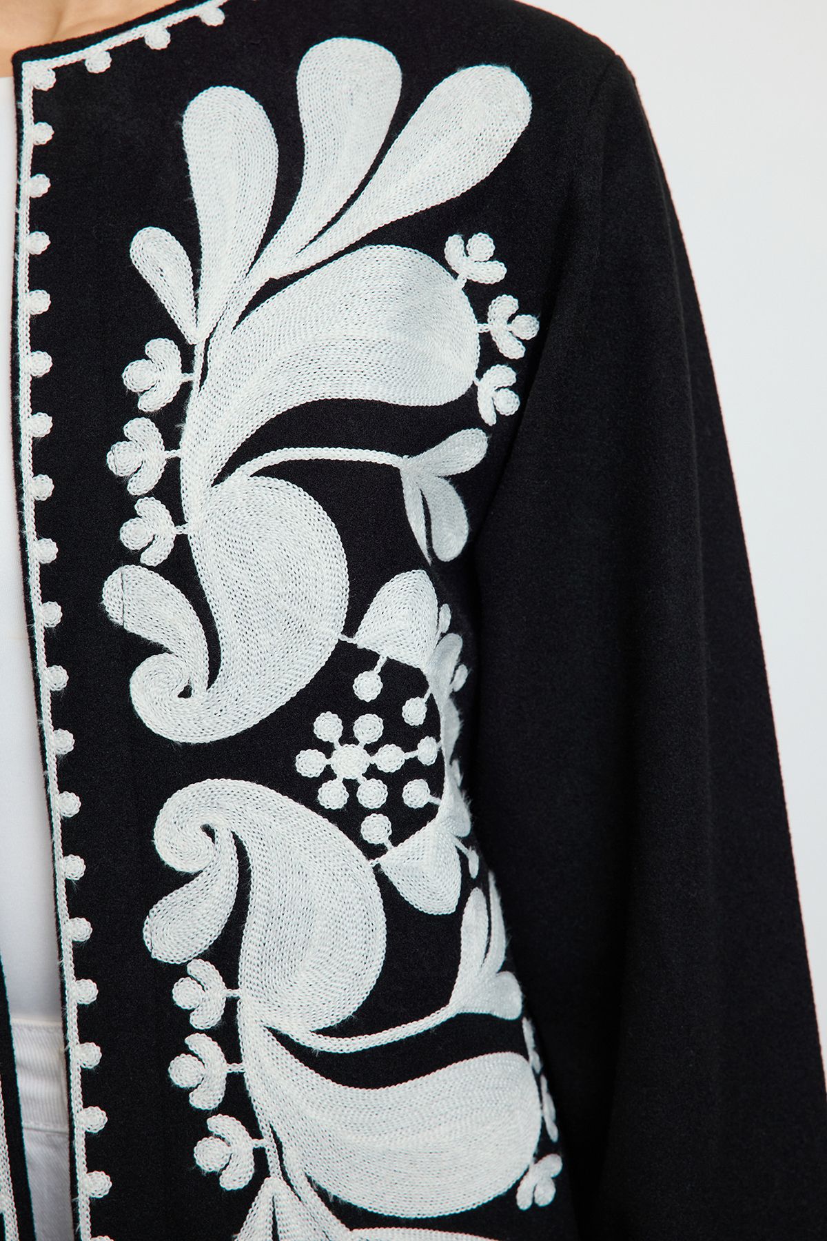 Trendyol Collection-Jachetă neagră obișnuită cu detaliu de prelucrare a mucegaiului, haină subțire TWOAW25MO00326 4