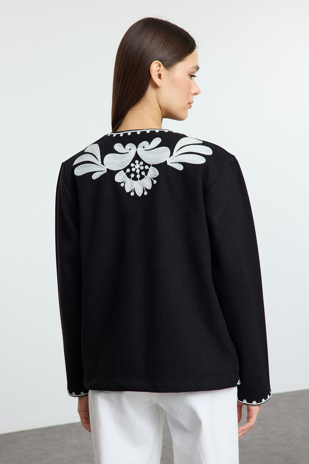 Trendyol Collection-Jachetă neagră obișnuită cu detaliu de prelucrare a mucegaiului, haină subțire TWOAW25MO00326 5
