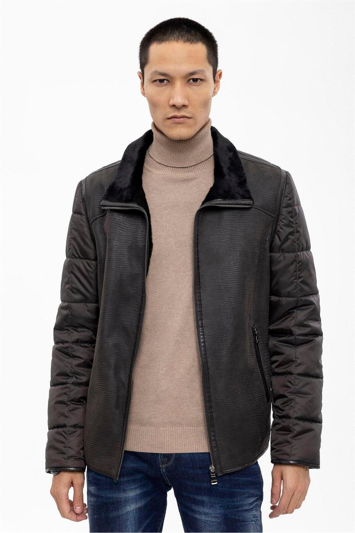 کت مردانه چرم اصل یقه جیمز قهوه‌ای، پشت و آستین‌ها از جنس خز، پارچه لحافی، زیپ‌دار، بدون آستر