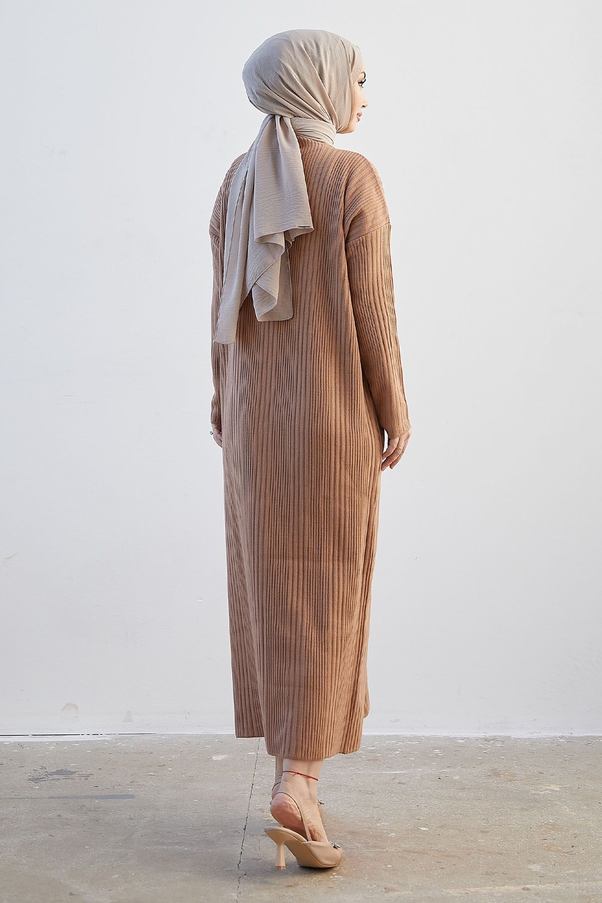InStyle-Langes Strickkleid mit Rollkragen von Arissa – Kamel 5