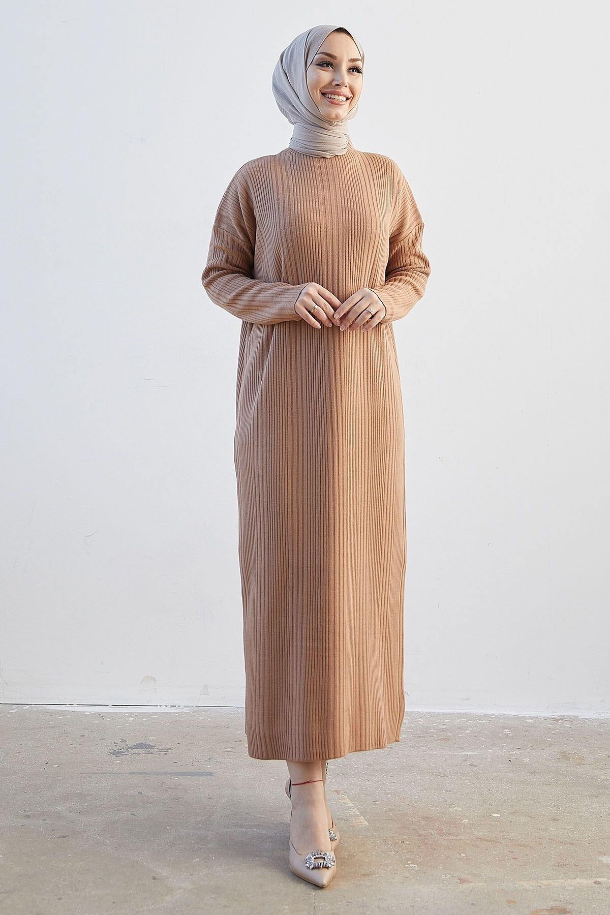 InStyle-Langes Strickkleid mit Rollkragen von Arissa – Kamel 1