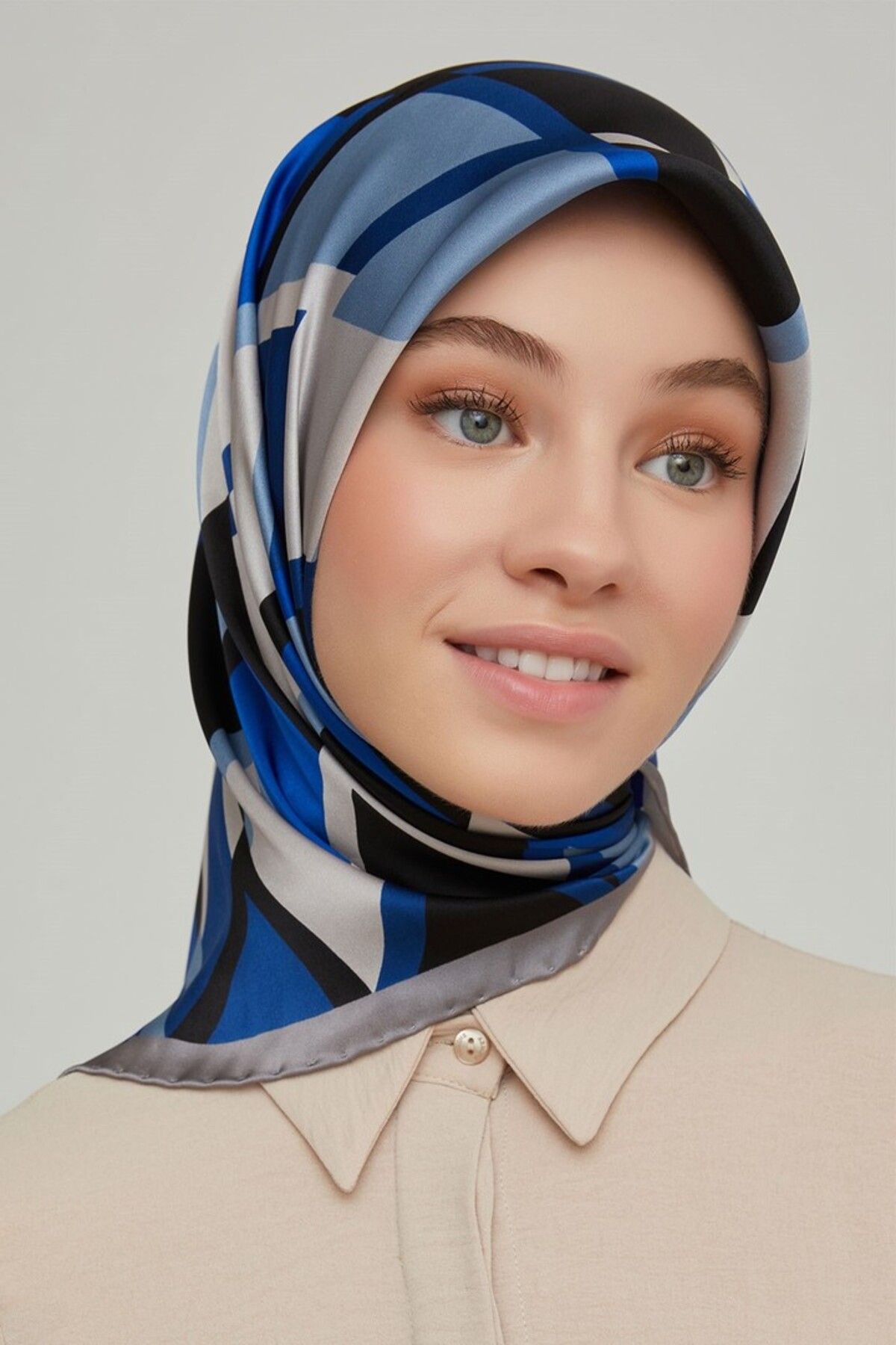 Armine Nostalji Serisi İpek Twill Eşarp 8664D-28 Geometrik Desen SAKS-BEYAZ