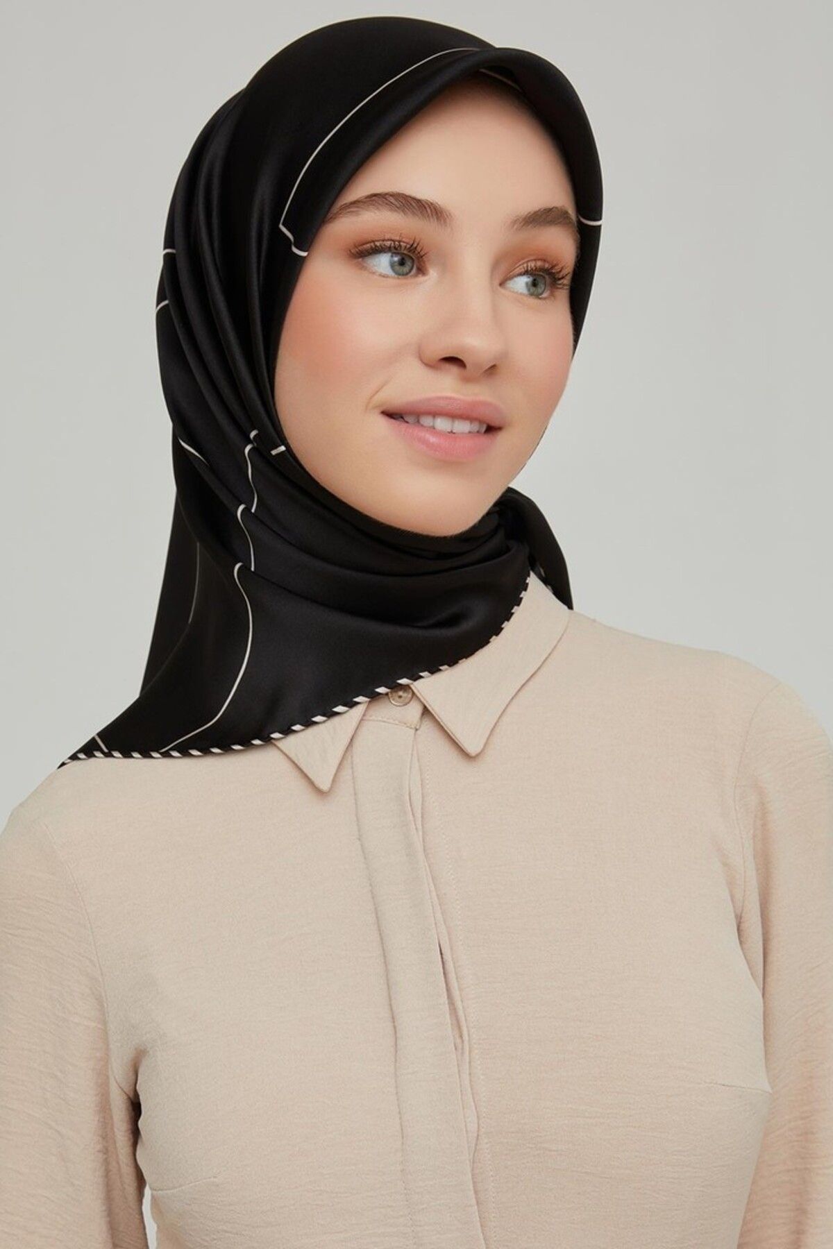 Armine Nostalji Serisi İpek Twill Eşarp 8655D-02 Geometrik Desen Siyah