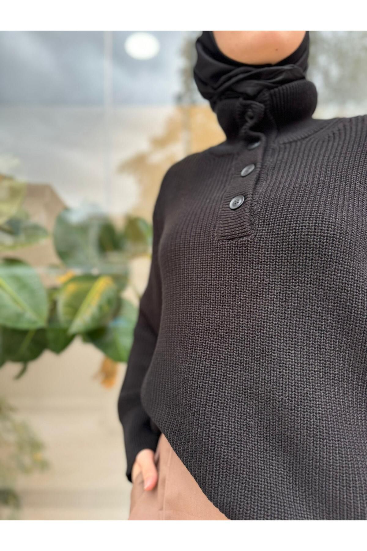 QOOQ STORE-Women's Black Sweater - Maniz Collar and Buttons 5