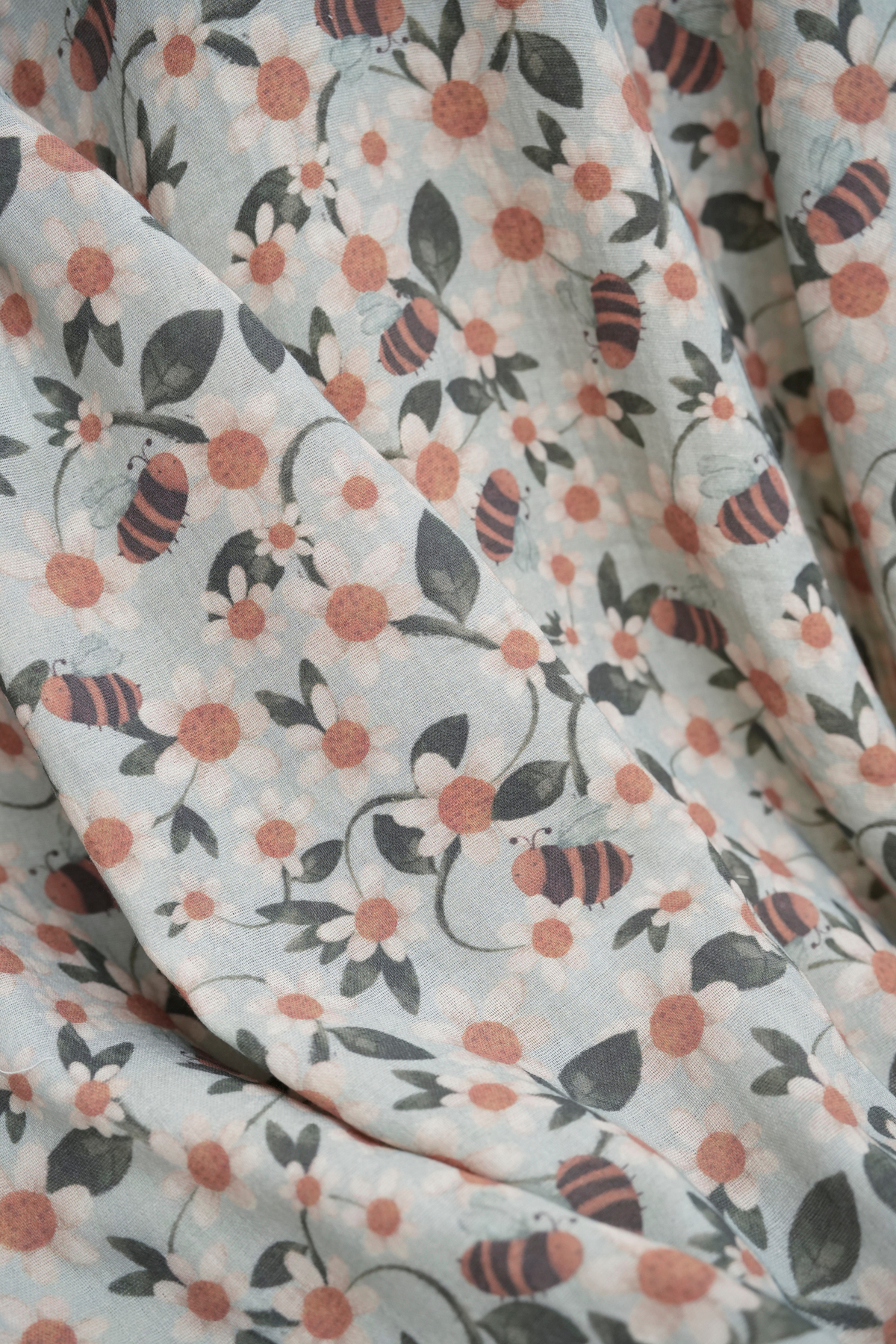 Tuğba Kuğu Baskılı Müslin Kumaş  | Daisies And Bees fotoğrafı 5 (önizleme)