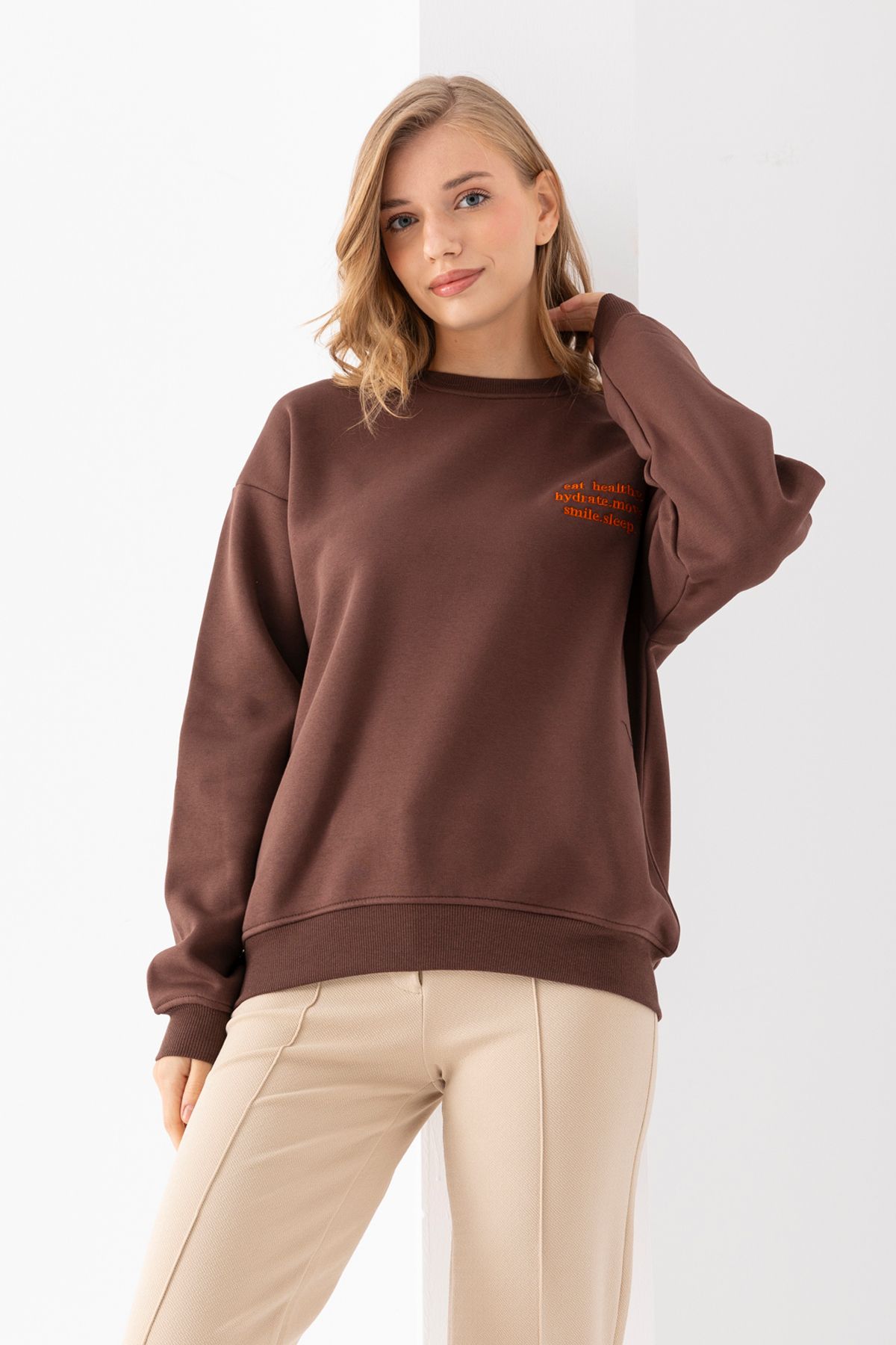 Zomers-Women's Crew Neck Fleece Embroidered Oversize Brown Sweatshirt 1