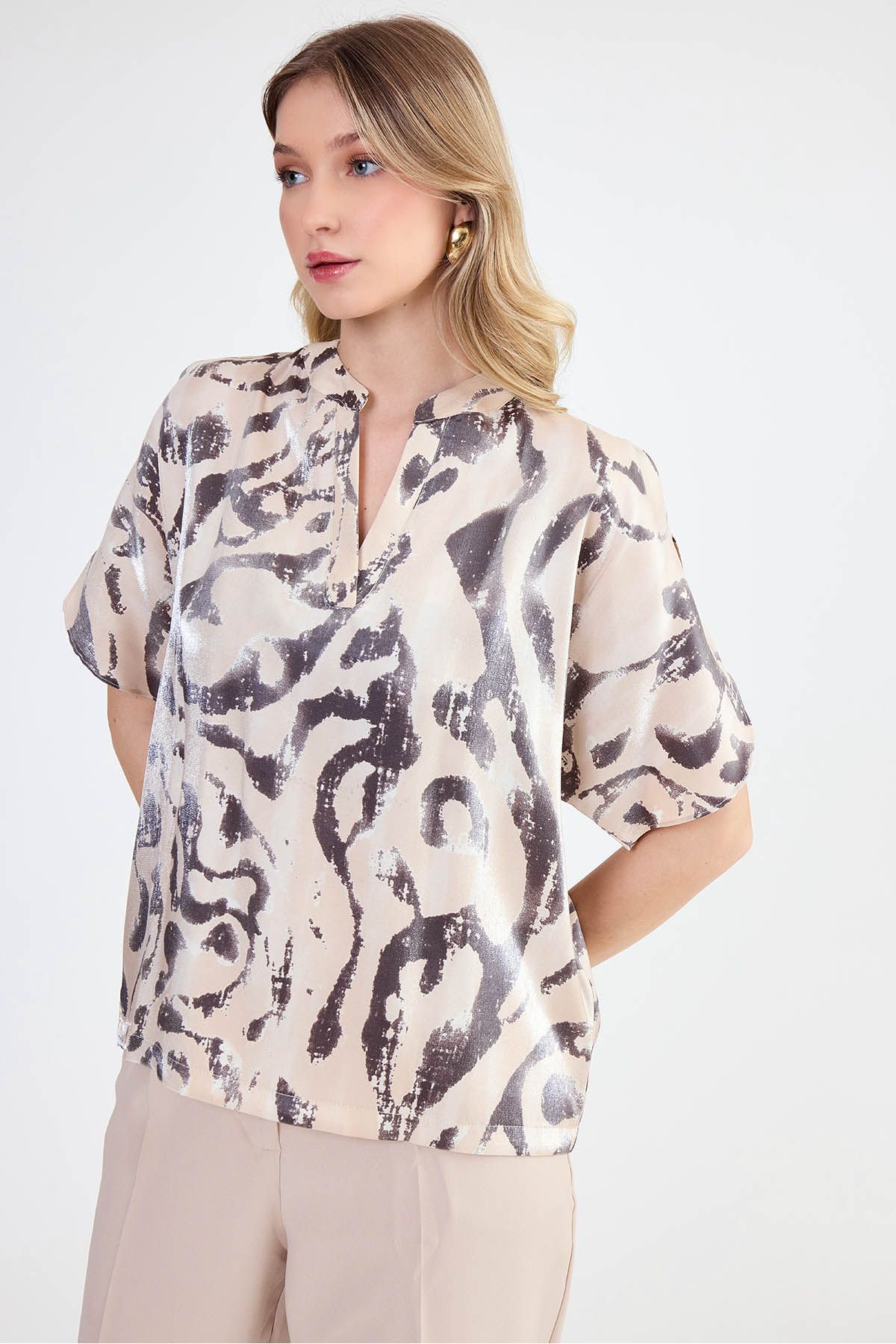 Vitrin-Shiny Fabric Patterned Judge Collar Blouse 3