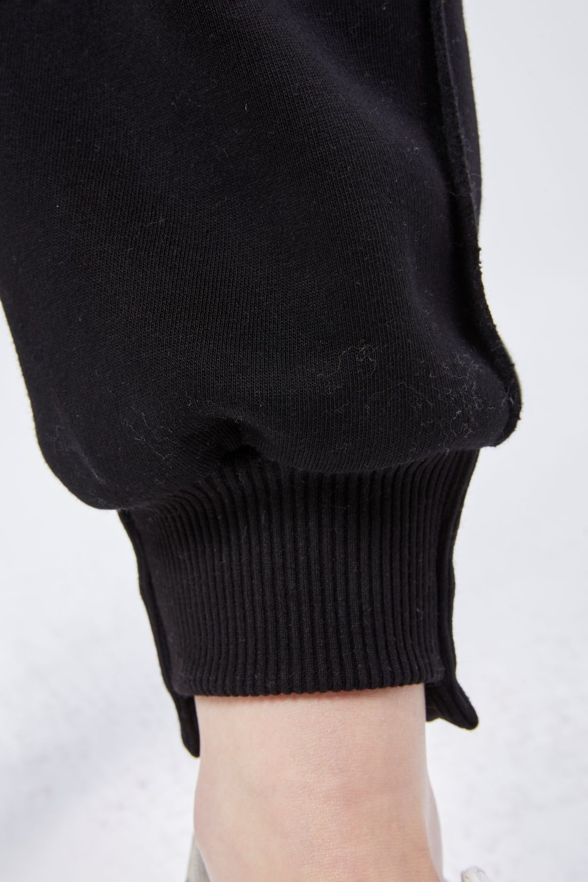soBasic-Raised Three Thread Tracksuit Set with Stitching Detail on the Leg (Esftkm102) - Black 7