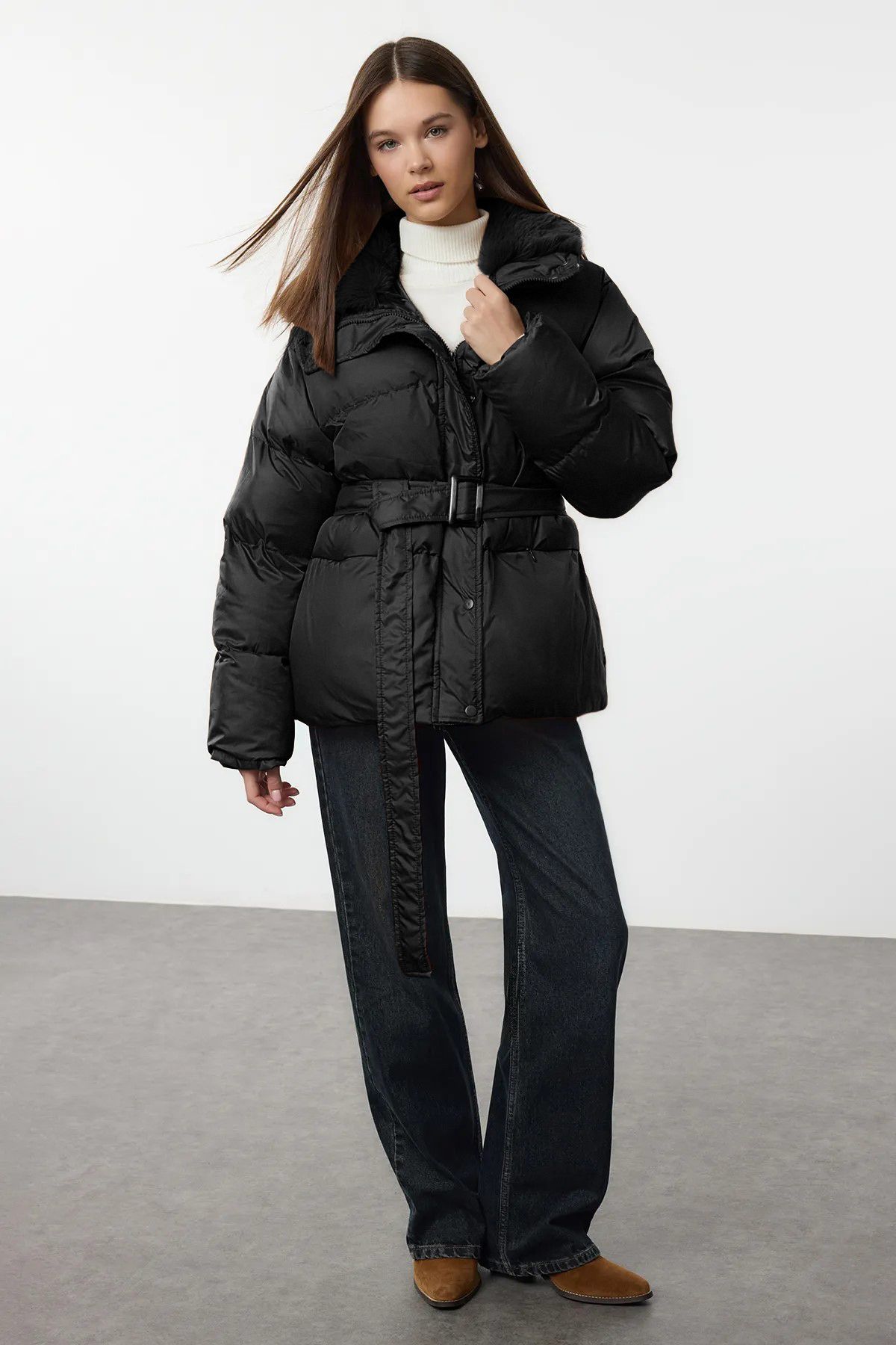 Trendyol Collection-Czarna, oversize'owa kurtka puchowa z pluszowym kołnierzem TWOAW25MO00318 2