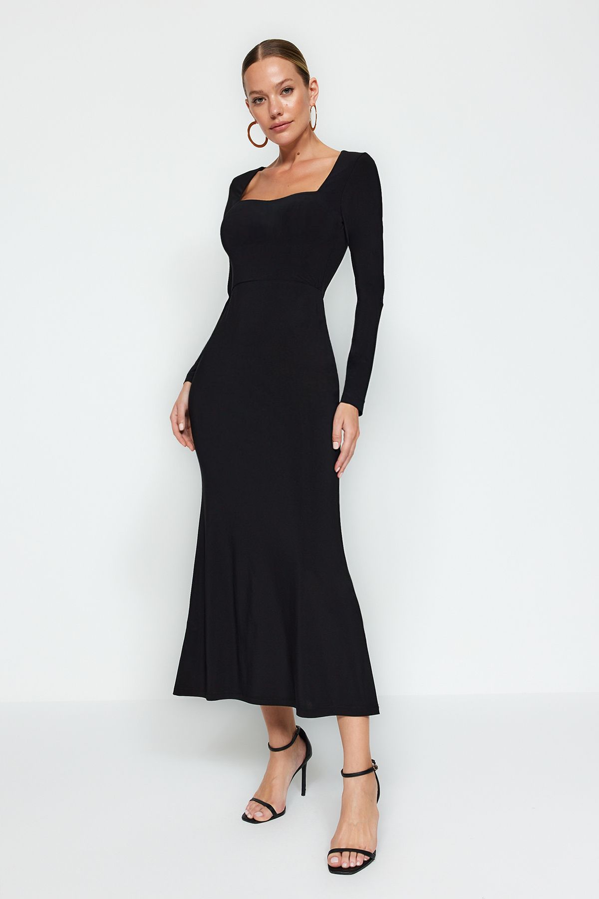 Trendyol Collection Fekete, hajlított, négyzet alakú nyakba illeszkedő maxi rugalmas kötött ruha TWOAW24EL00613