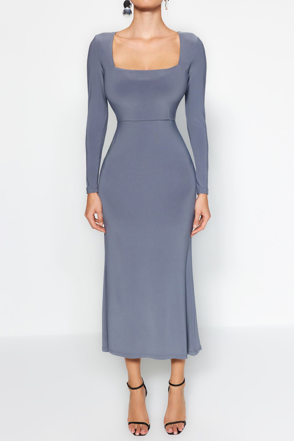 Trendyol Collection Ciemnoszara dopasowana sukienka maxi z falbaną i kwadratowym dekoltem TWOAW24EL00613