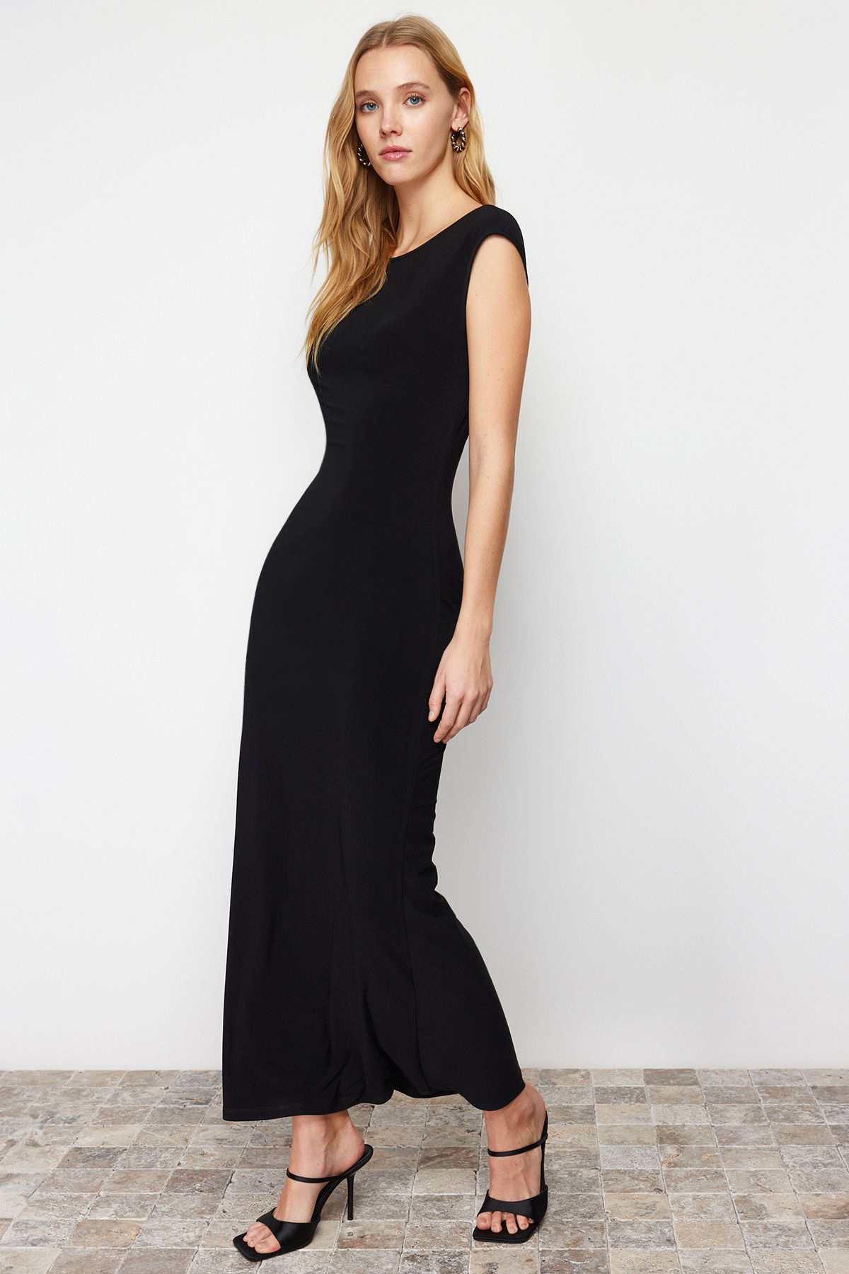 Trendyolmilla  Siyah Sırt Dekolteli Fitted/Vücuda Oturan Maxi Esnek Örme Maxi Kalem Elbise TWOSS24EL00090 - Görsel 2