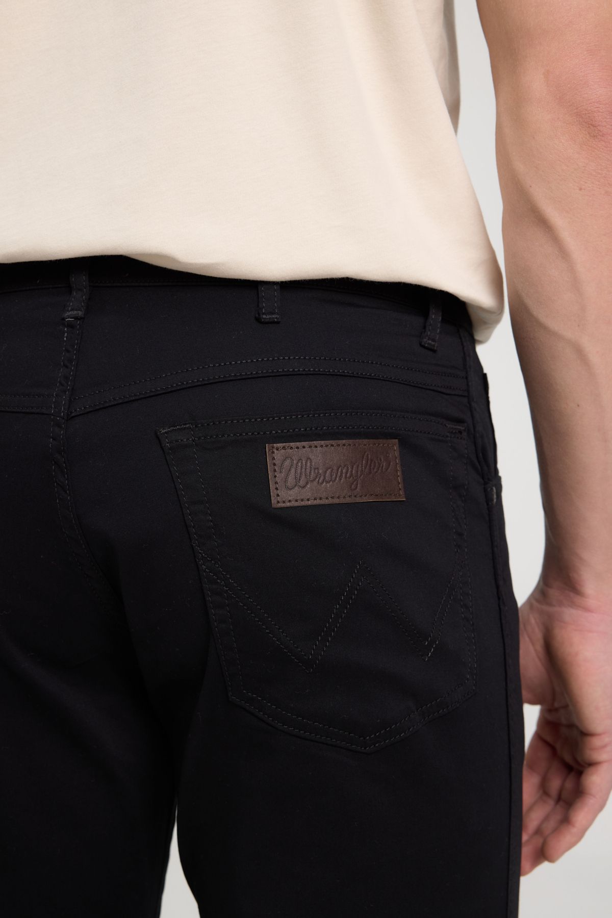 شلوار جین مشکی مردانه کمر نرمال باریک و سیاه پوست chino w12sea001_texas Wrangler