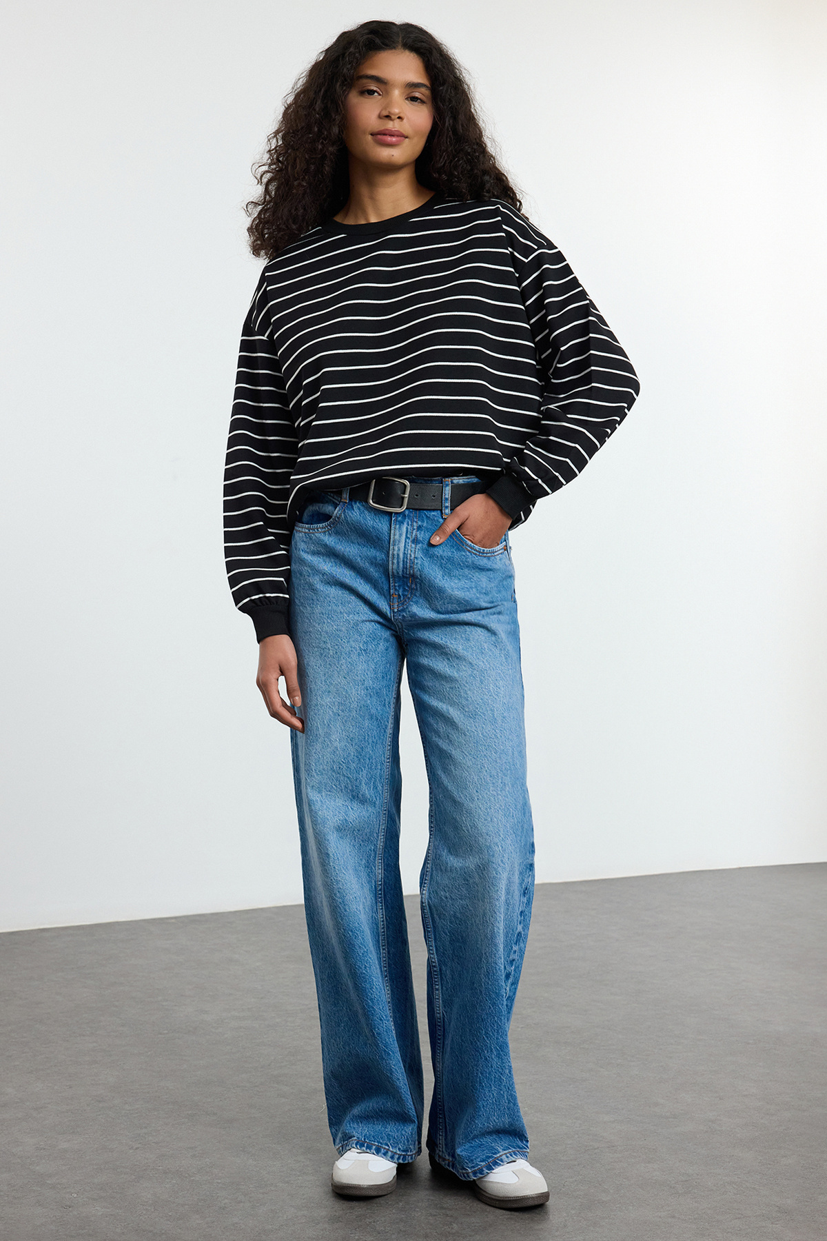 Trendyolmilla  Siyah 2 İplik Bisiklet Yaka Çizgili Regular Örme Sweatshirt TWOAW25SW00324 - Görsel 5