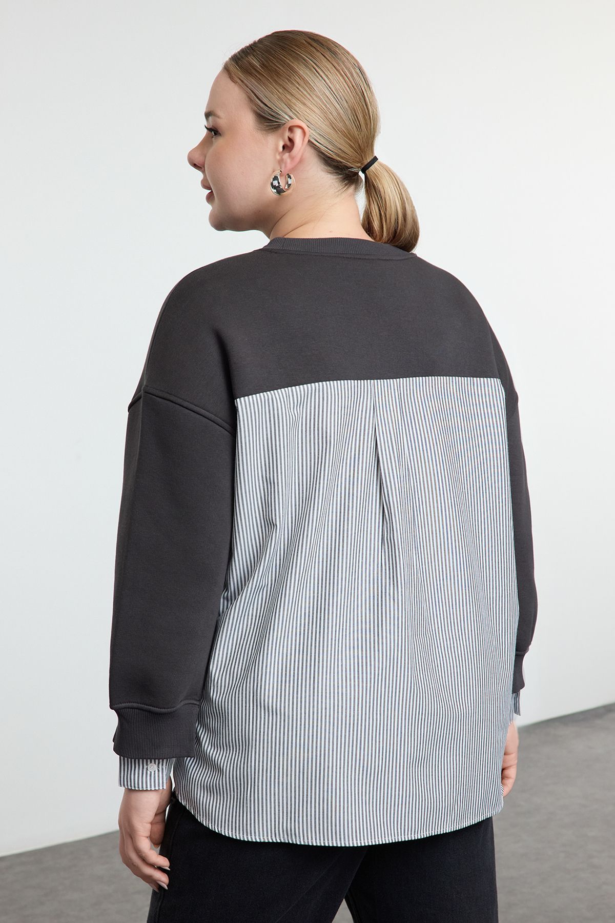 Trendyol Curve-Anthracite Oversize Fit Bottoming Shirt Removal Look Knitted Plus Size Sweatshirt Tbbaw25Ao00000 5