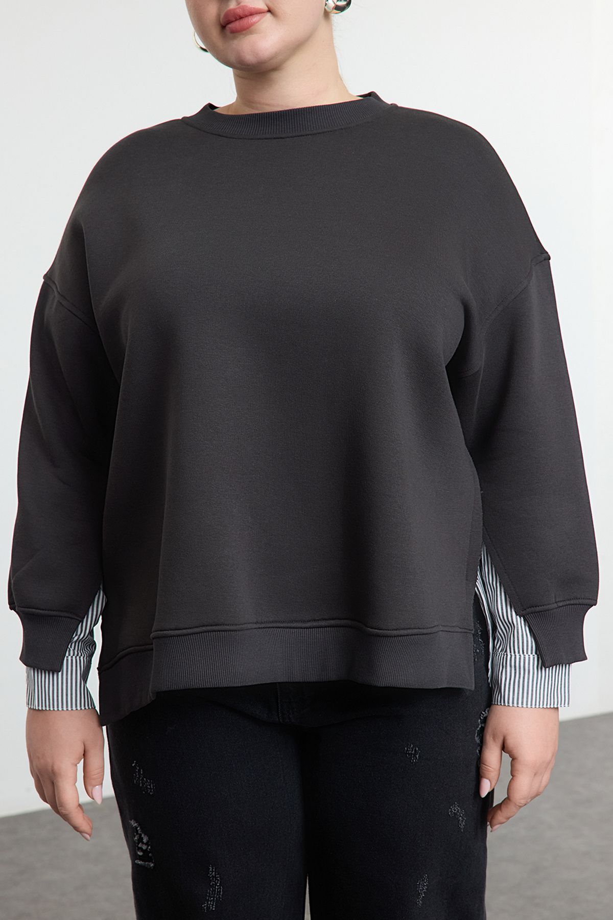 Trendyol Curve-Anthracite Oversize Fit Bottoming Shirt Removal Look Knitted Plus Size Sweatshirt Tbbaw25Ao00000 3