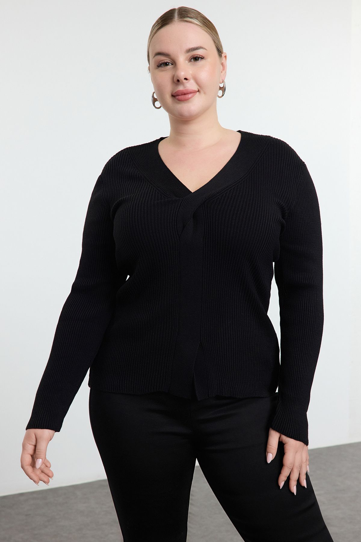 Trendyol Curve Schwarzer Strickpullover Mit V-ausschnitt – Knotendetail Vorne für Damen - 4XL