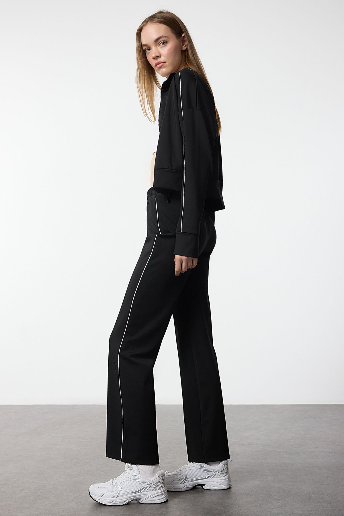 Trendyol Collection Spodnie Dresowe Scuba Fabric Black Sports - Detale Z Lamówką, Thmaw25ea00010 Kobieta - M