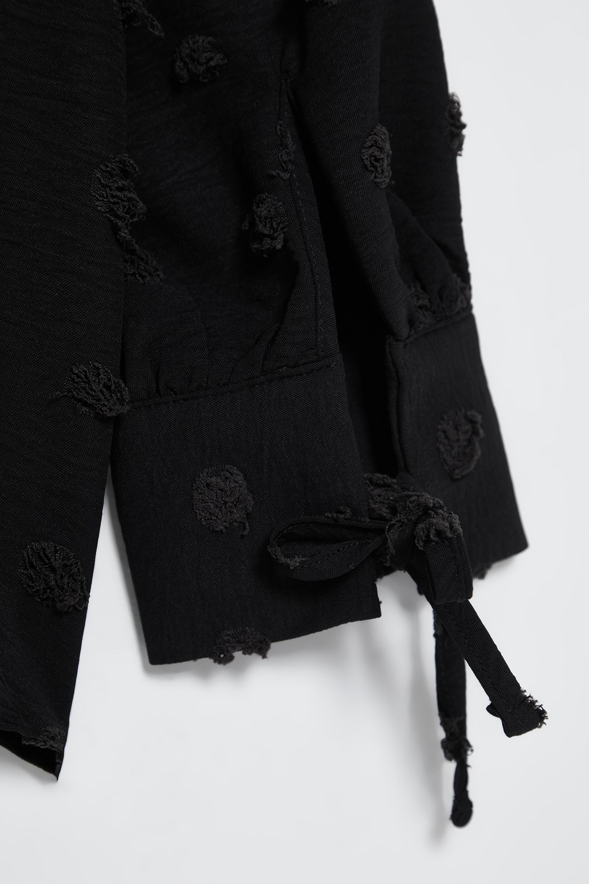 Trendyol Curve-Schwarze, gewebte Plus-Size-Bluse mit Puffärmeln TBBAW25AF00049 8