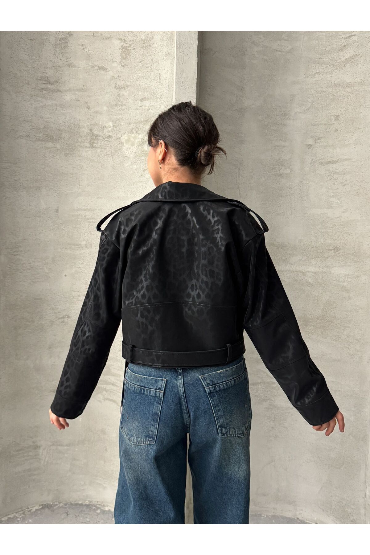 MEECY-Übergroße Leopardenjacke aus Leder mit Gürtel 7