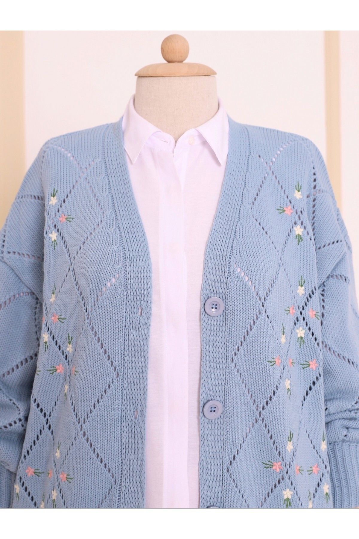 Modamorfo-Durchbrochener, mit Blumen bestickter Strick-Cardigan mit Knöpfen 4
