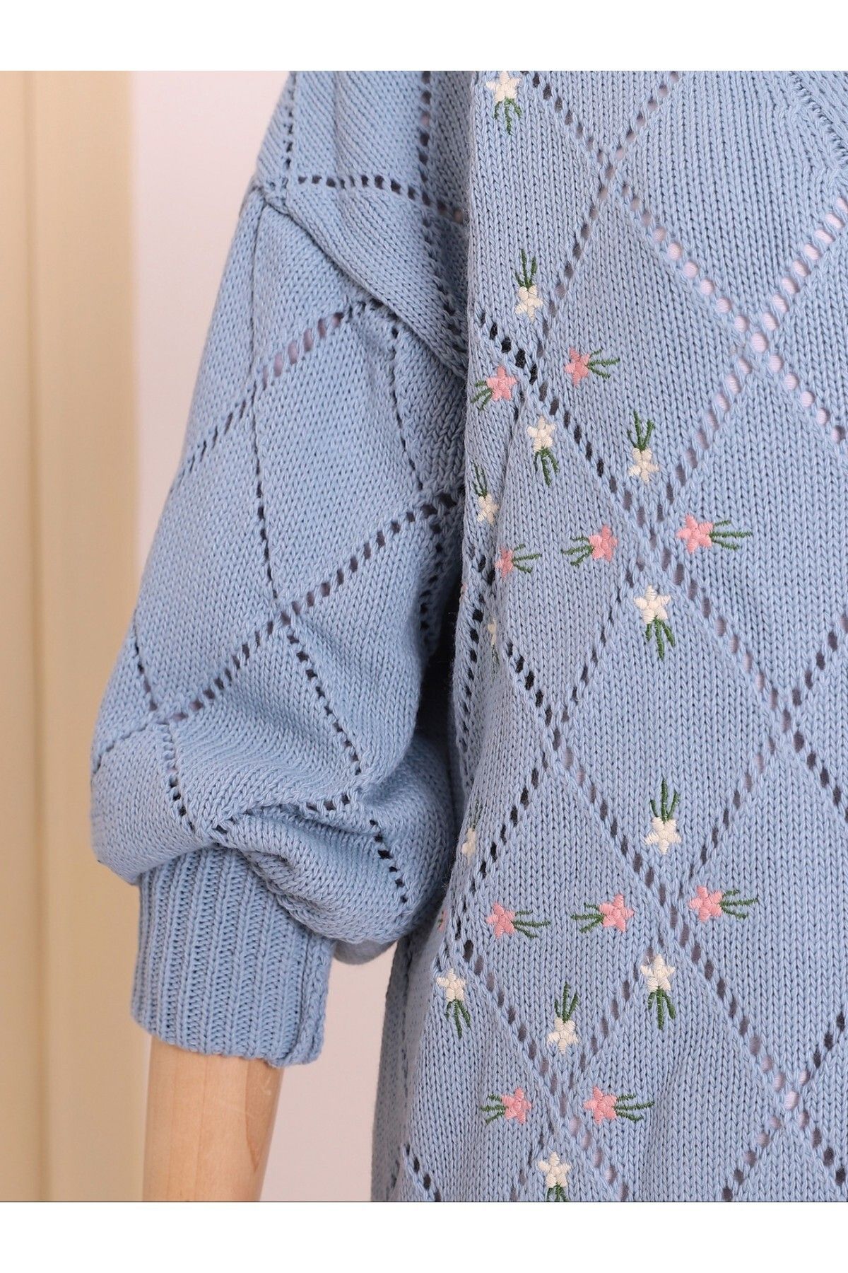 Modamorfo-Durchbrochener, mit Blumen bestickter Strick-Cardigan mit Knöpfen 3