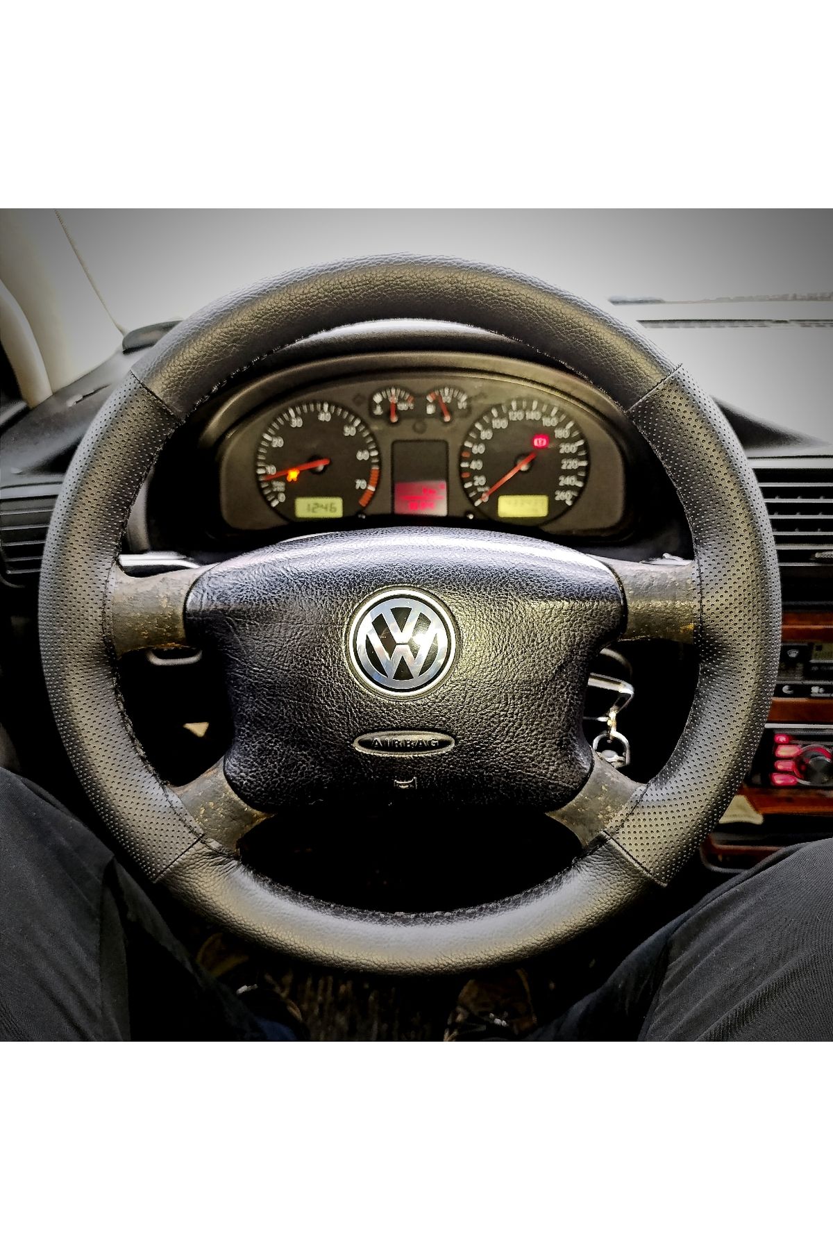 DİKİŞLİ DİREKSİYON KILIFI SİYAH/NOKTALI DERİ SİYAH DİKİŞLİ VOLKSWAGEN PASSAT İÇİN DİKİŞLİ DİREKSİYON KILIFI SİYAH/NOKTALI DERİ SİYAH DİKİŞLİ VOLKSWAGEN PASSAT İÇİN