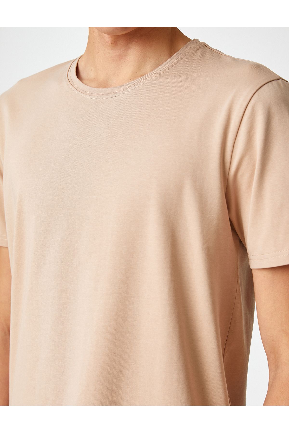 Koton-Basic-T-Shirt mit Label-Detail, kurzen Ärmeln und Rundhalsausschnitt aus Baumwolle 5