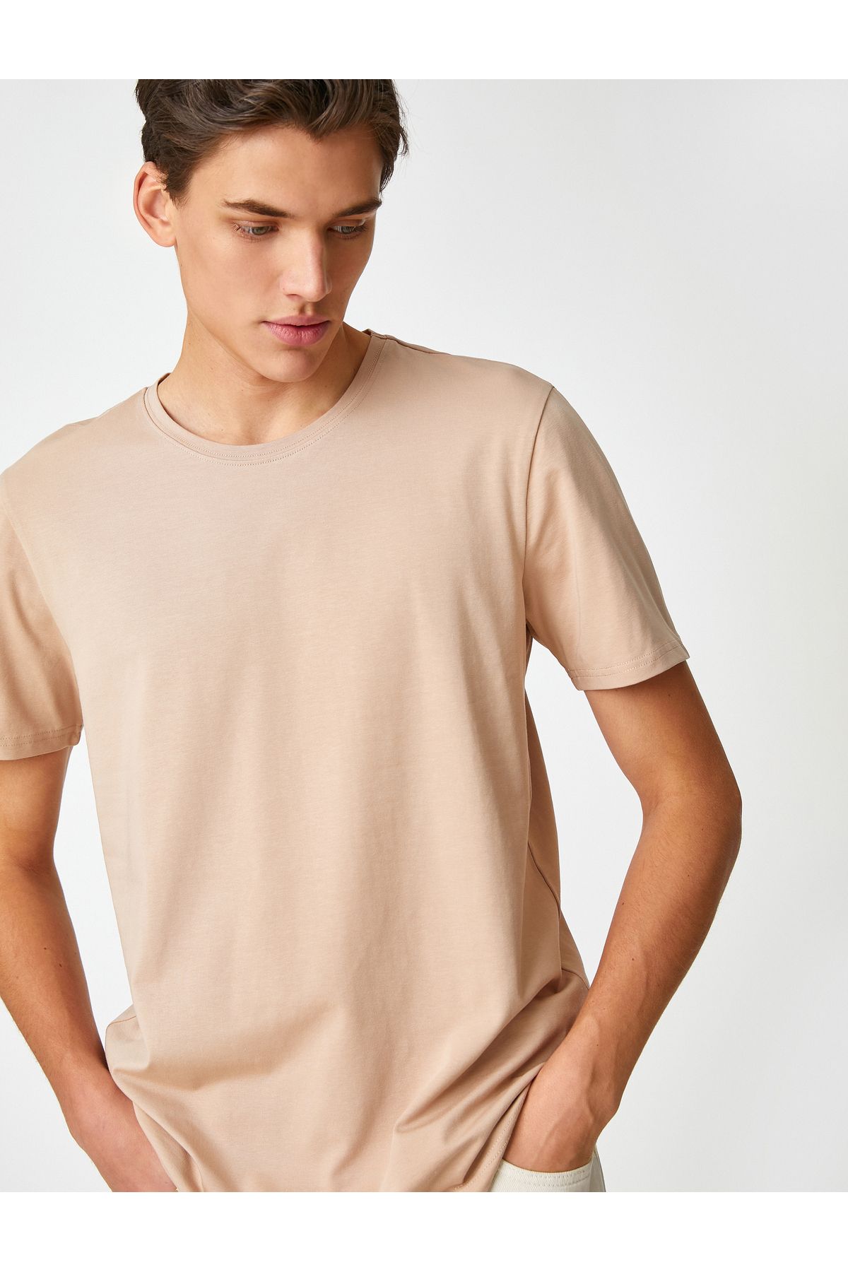 Koton-Basic-T-Shirt mit Label-Detail, kurzen Ärmeln und Rundhalsausschnitt aus Baumwolle 1