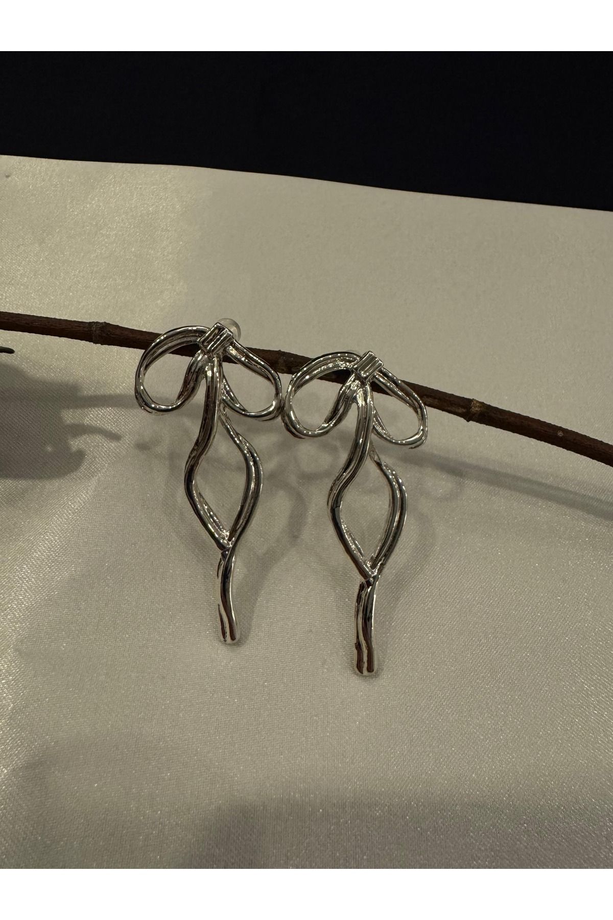 HERA-Long Bow Earrings 2