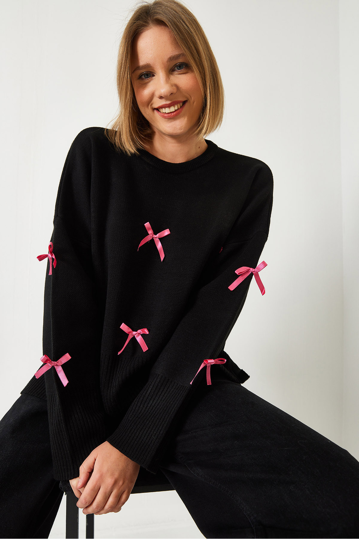 LUCCI Patterned Acrylic Crew Neck Sweater with Bow Detail 3