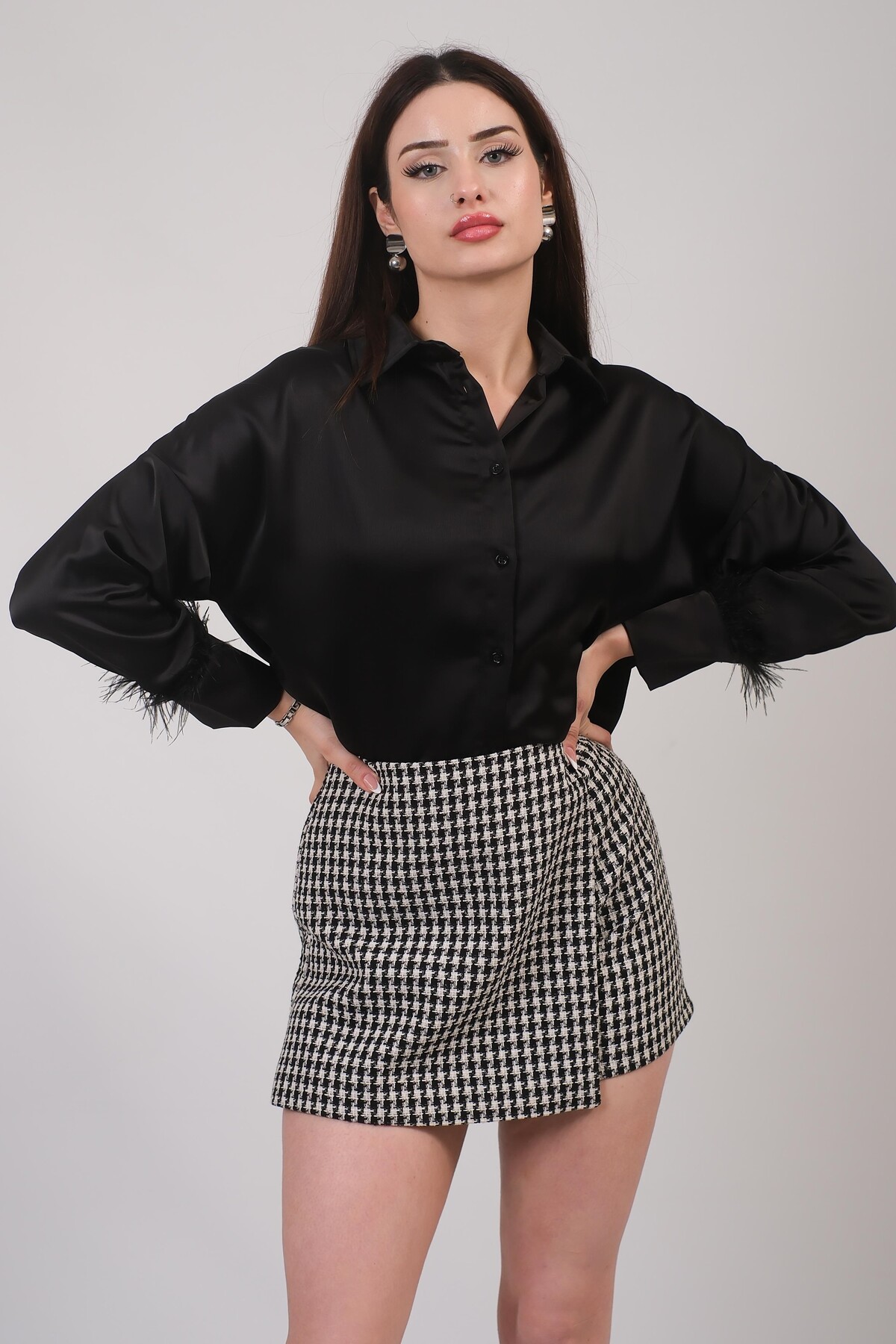 Oversize Model Kolu Tüy Detay Siyah Saten Gömlek